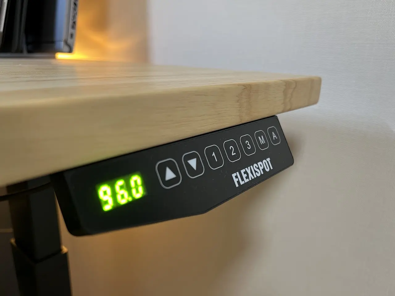 電動昇降スタンディングデスク「FlexiSpot E3」に「かなでもの」の天板