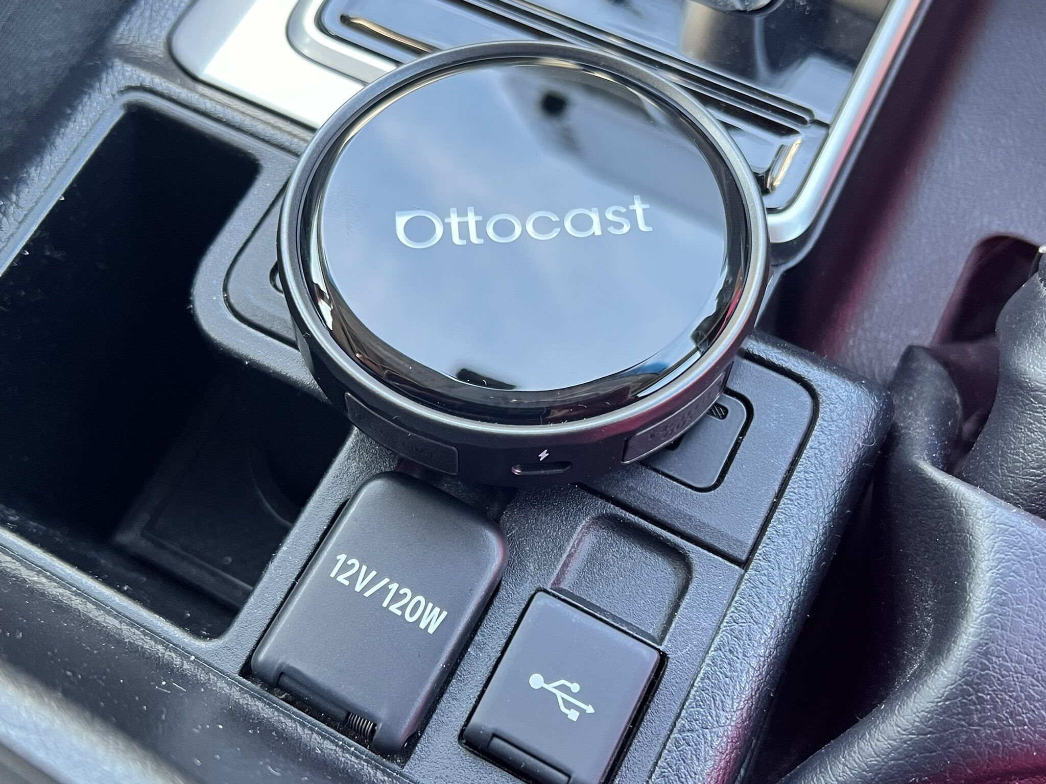 プラドのCarPlayポートへP3 Proを接続した様子
