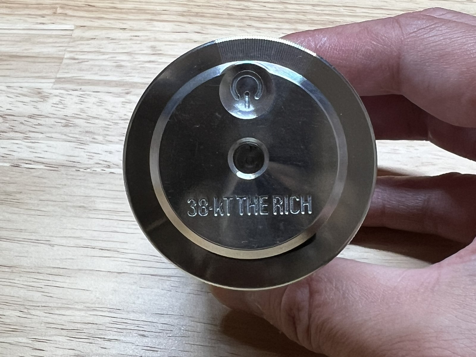Aluminium のトップを手に持ったところ。38-kT THE RICH の刻印
