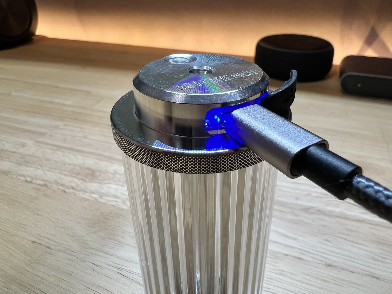 Aluminium 充電中。ポート横のインジケーターが青く点灯