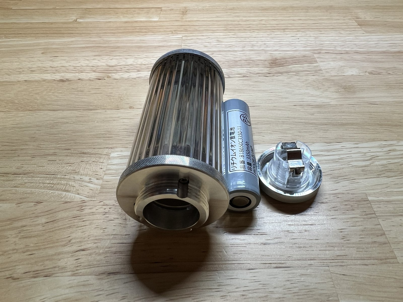 Aluminium の下キャップを外し18650バッテリーを取り出したところ
