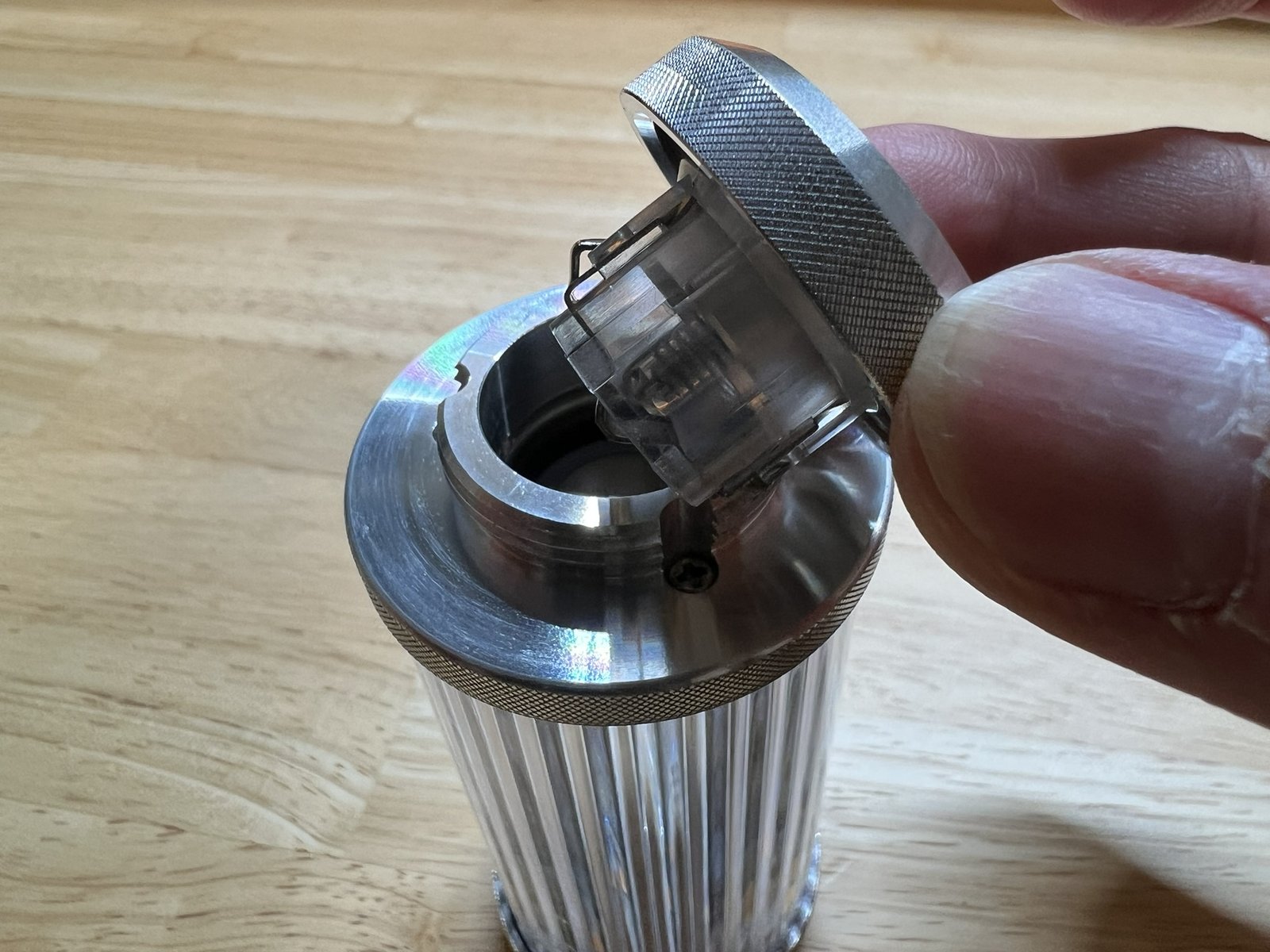 Aluminium の下キャップを開けるところ