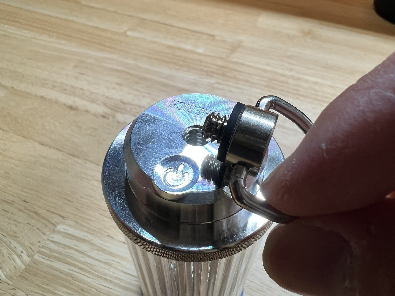 Aluminium のトップにカメラDリングをねじ込むところ