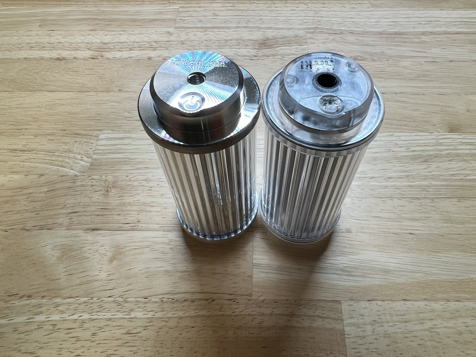 Aluminium と SKELETON のトップを斜め上から比較