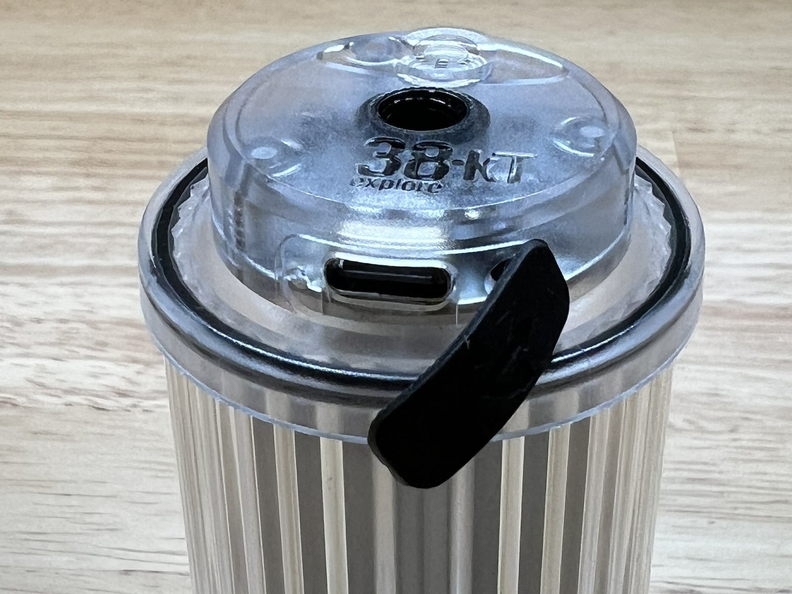 SKELETON の USB Type-C ポートとラバーキャップ
