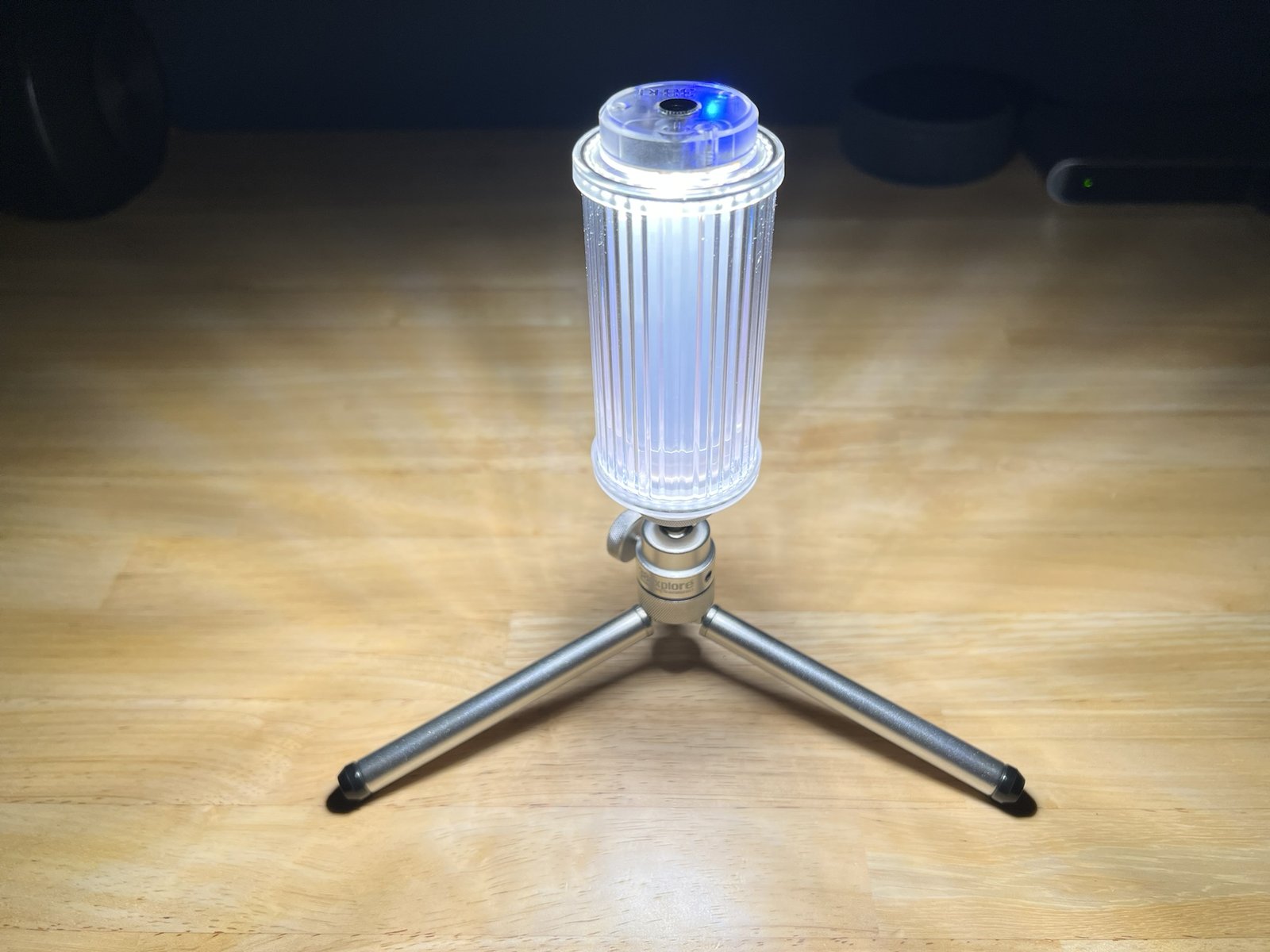 Minipod38 の脚を広げて低い位置で点灯した SKELETON