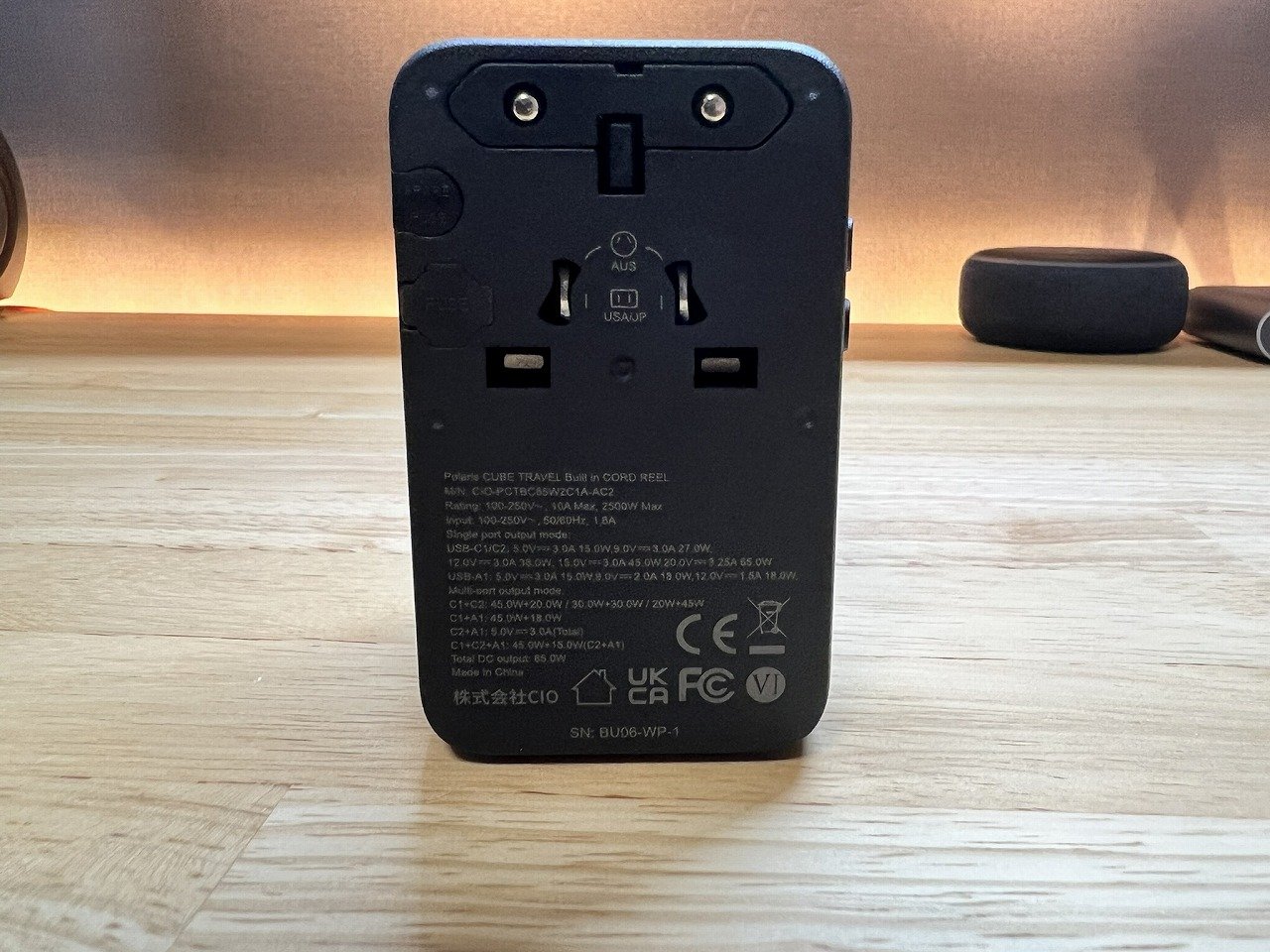 本体背面の定格表示とプラグ収納部・ヒューズ収納部