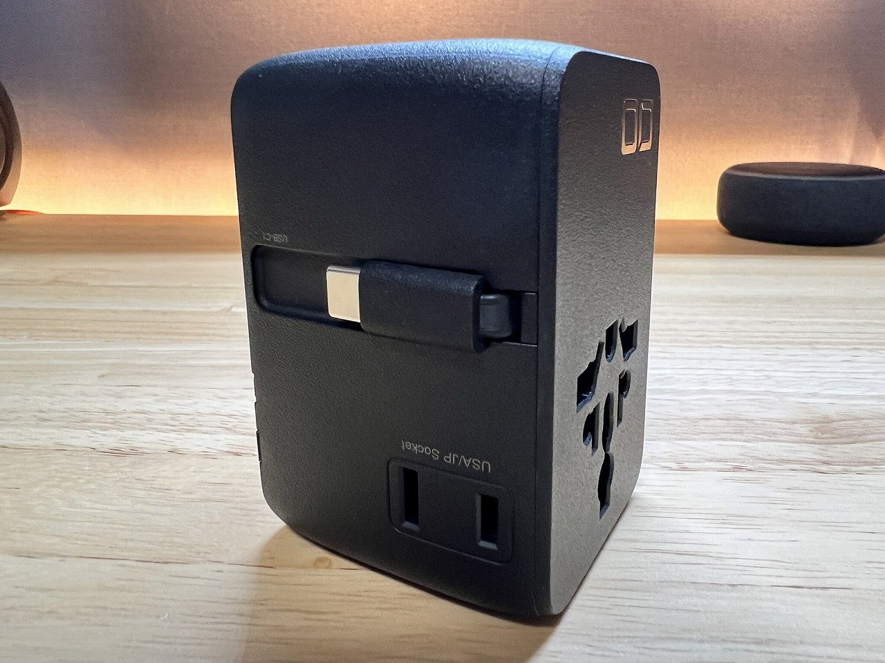 本体側面に収納された内蔵USB-CケーブルとUSA/JP差込口
