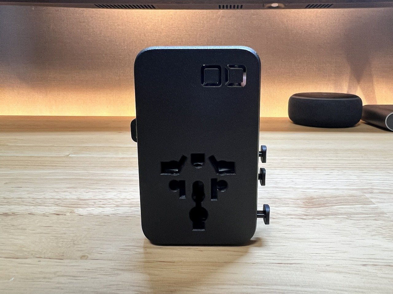 Polaris CUBE TRAVEL本体の正面のユニバーサルAC差込口