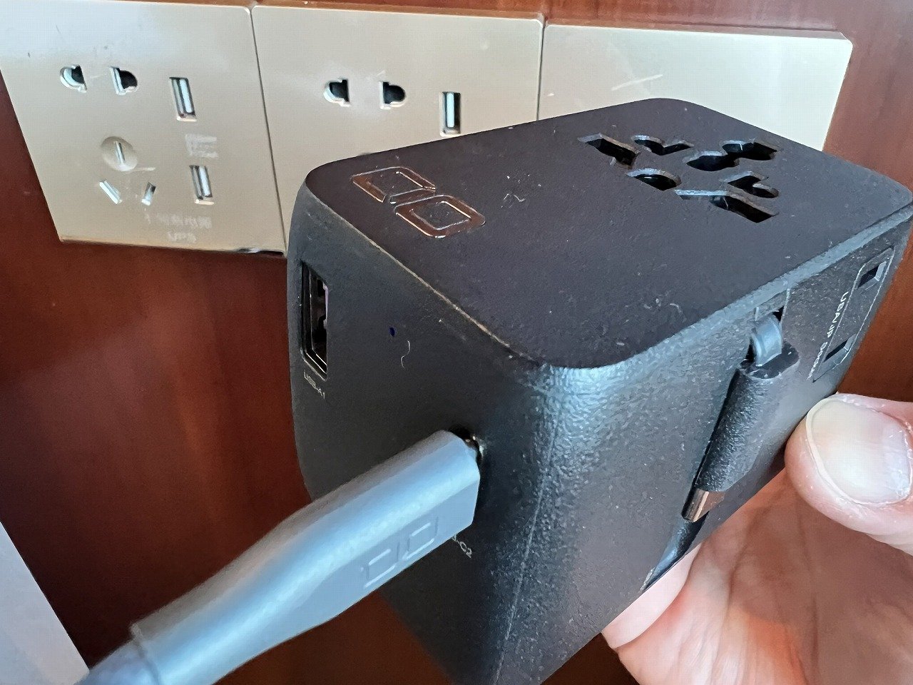 本体のUSB-CポートにCIOのケーブルを挿したところ