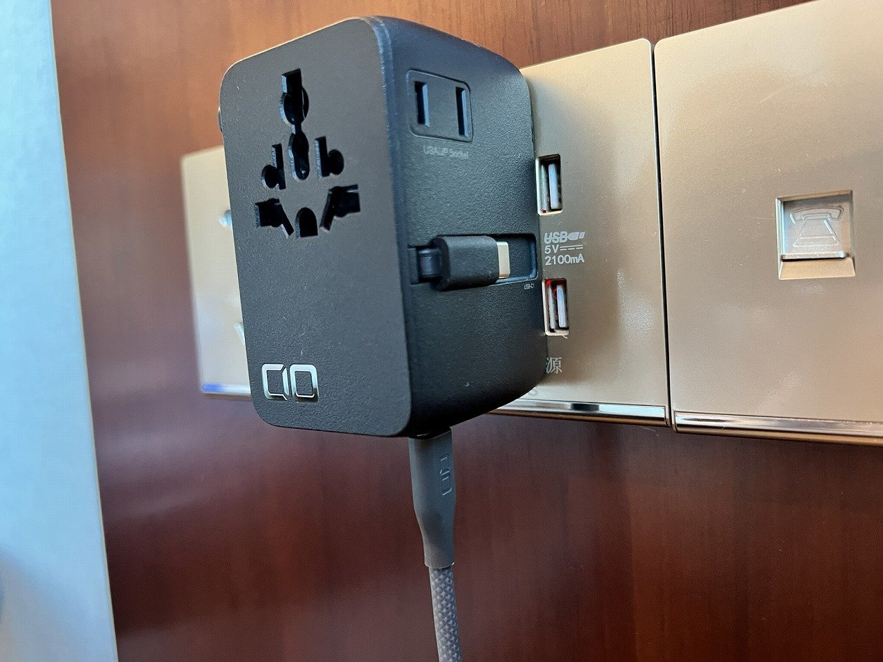 中国のホテルで壁に挿したPolaris CUBE TRAVELとCIOのケーブル