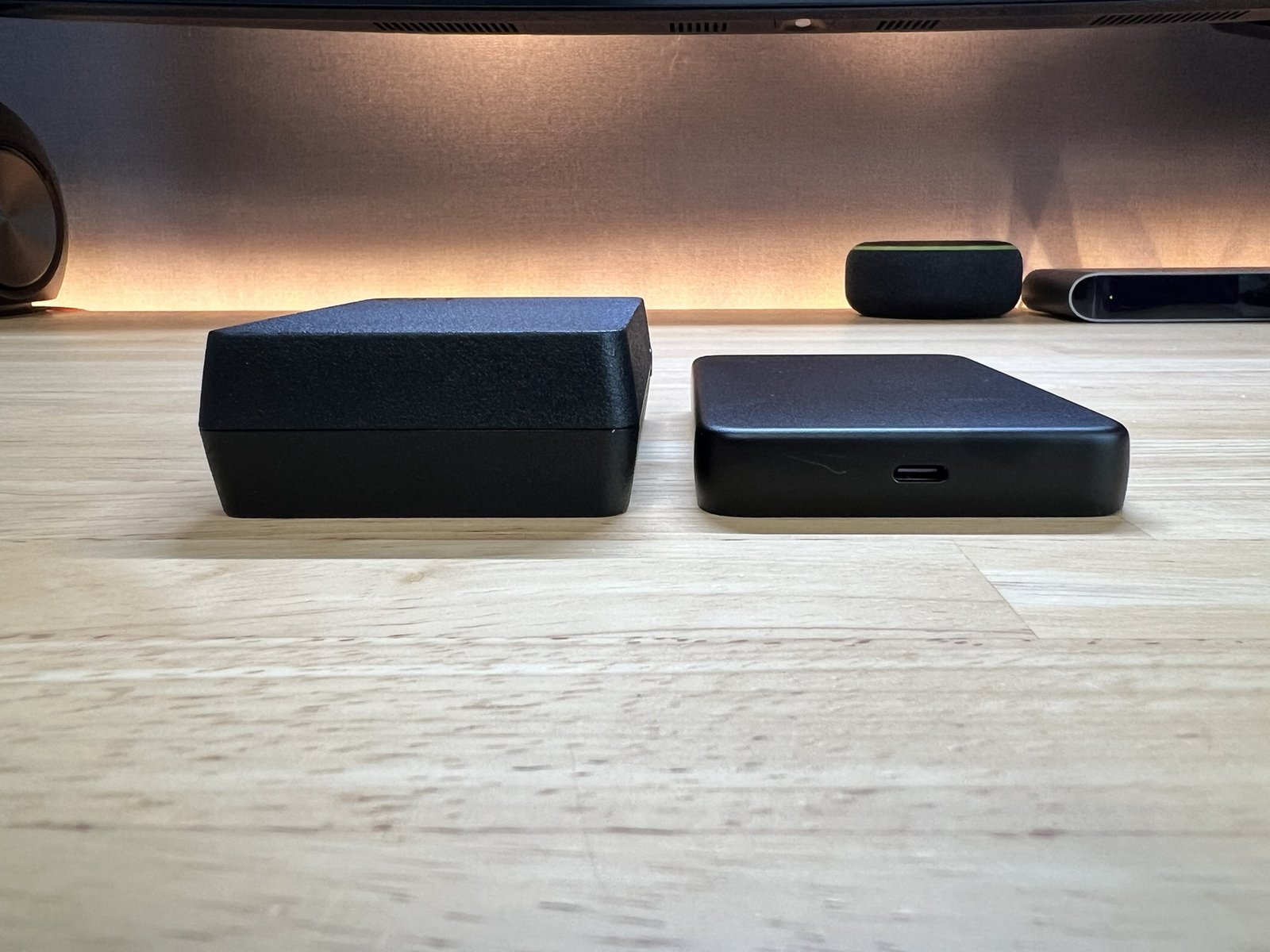 デスクに並べたTRIO 35W SS(左)とSLIMⅡ(右)