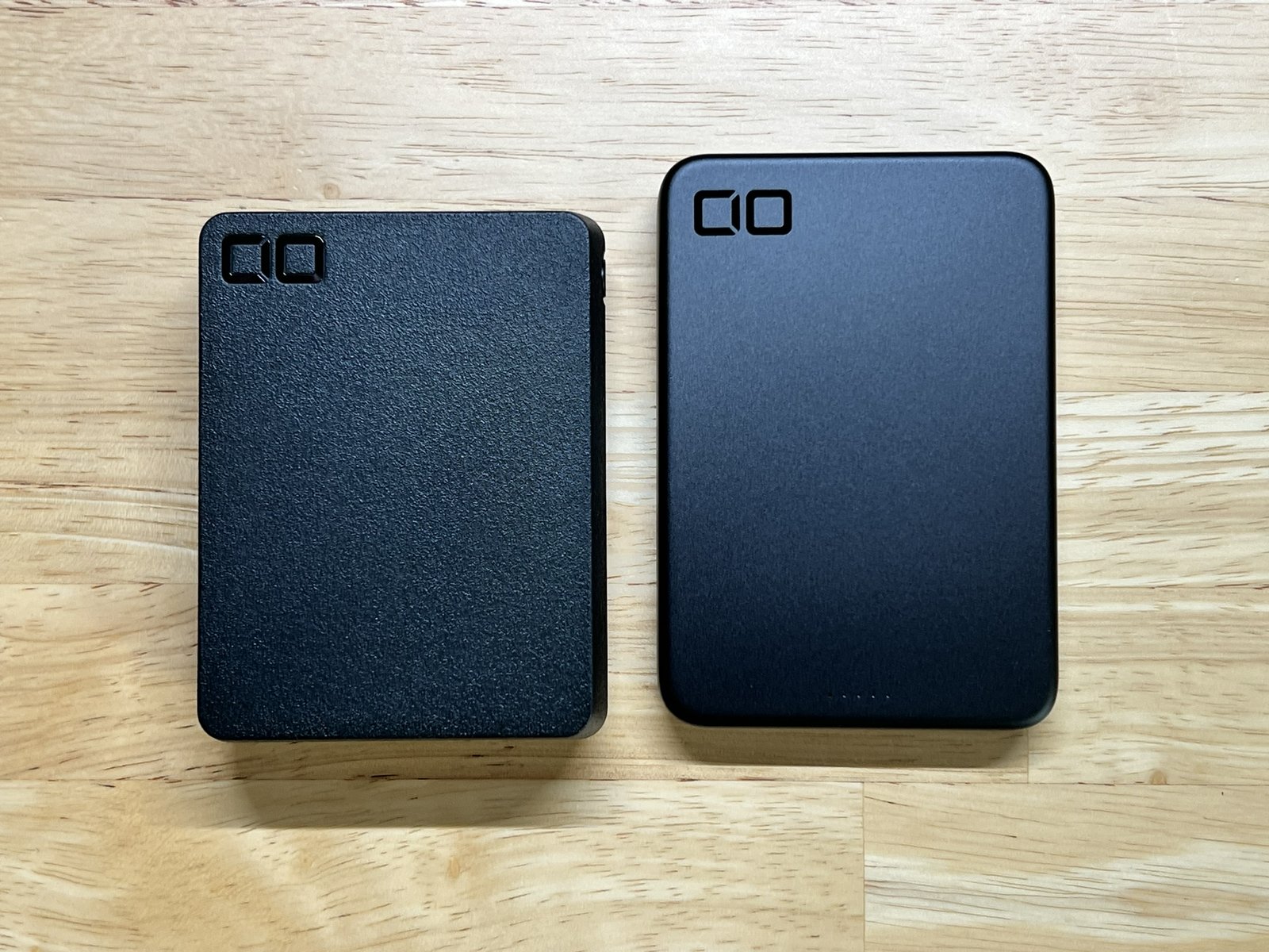 TRIO 35W SS(左・エンボス)とSLIMⅡ(右・さらさら)の質感比較