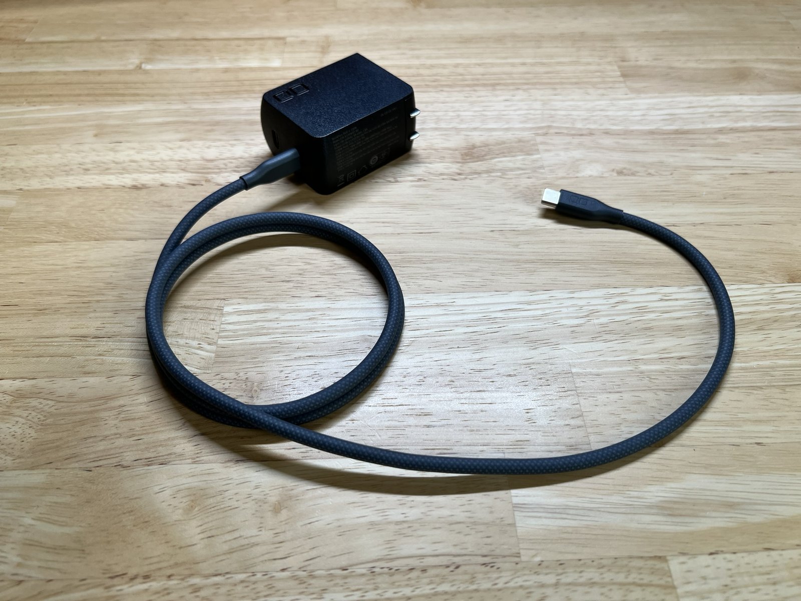 スパイラルシリコンケーブルを充電器に挿したところ