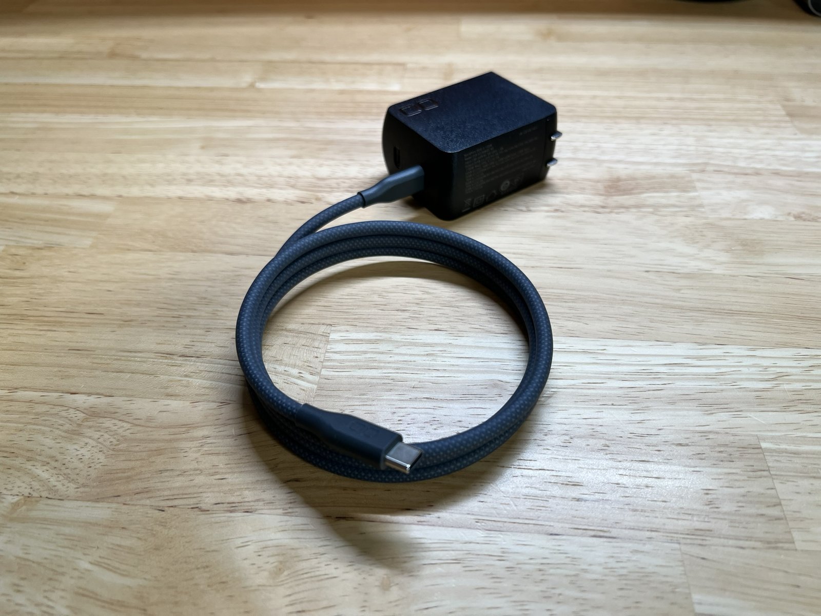 充電器に挿したまま自然に丸まるスパイラルシリコンケーブル