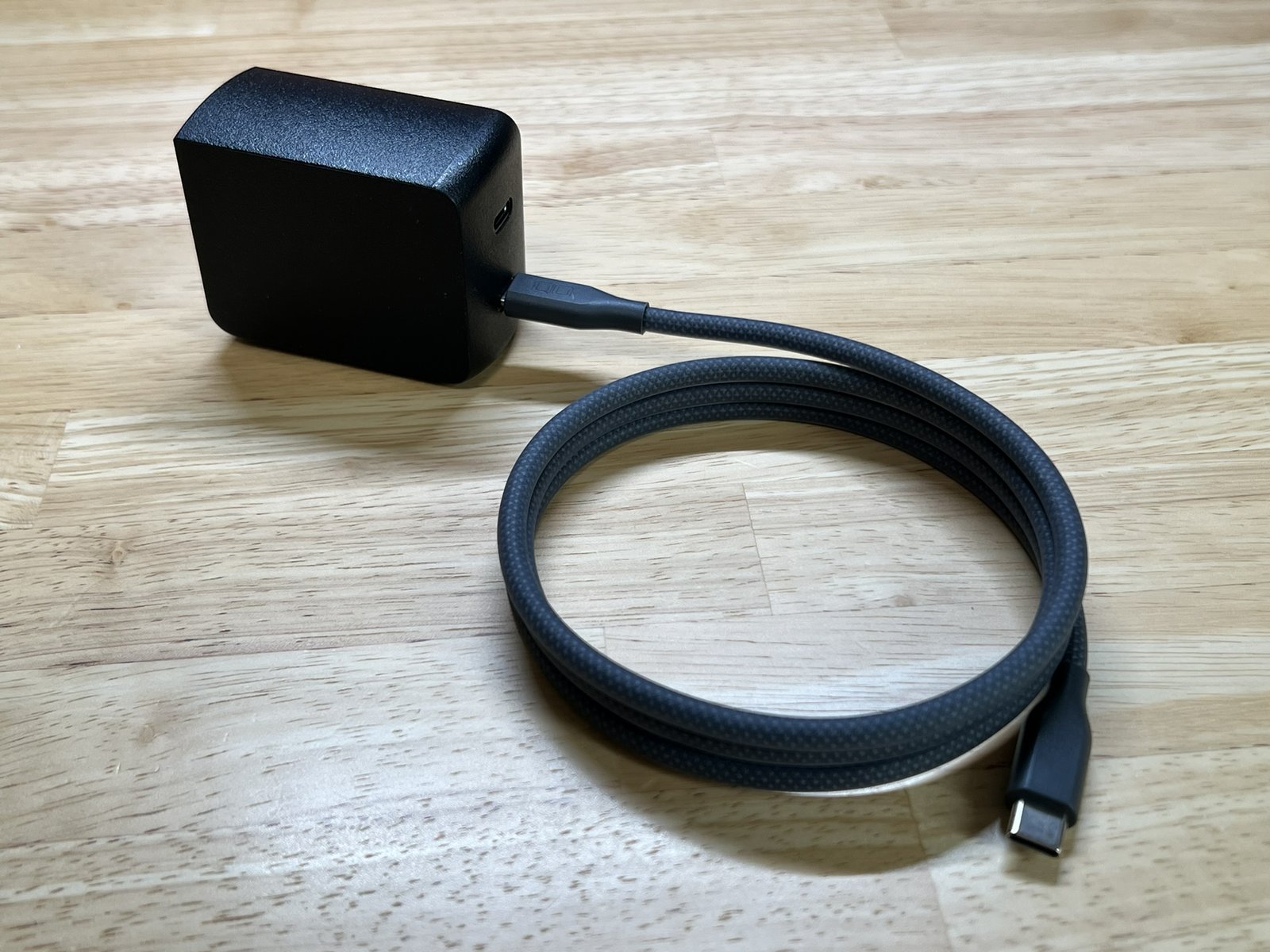充電器とスパイラルシリコンケーブル