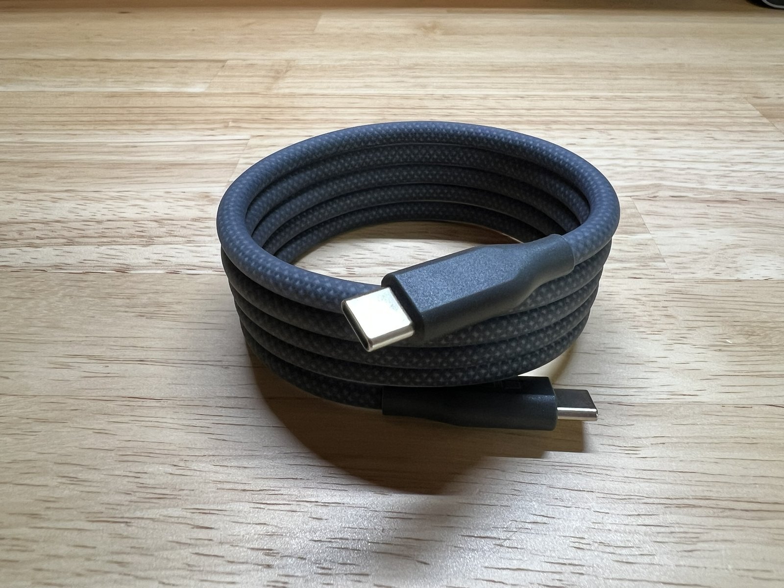 丸めた状態のスパイラルシリコンケーブル。コネクタまできれいにまとまる