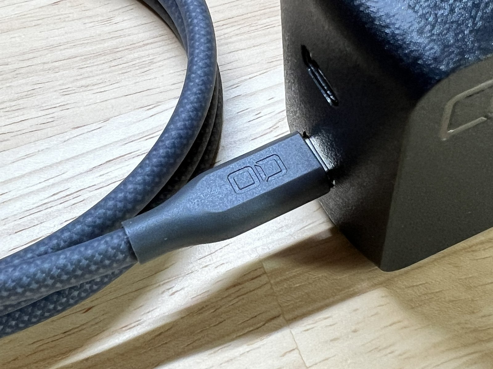 スパイラルシリコンケーブルのコネクタ。CIOロゴ入り