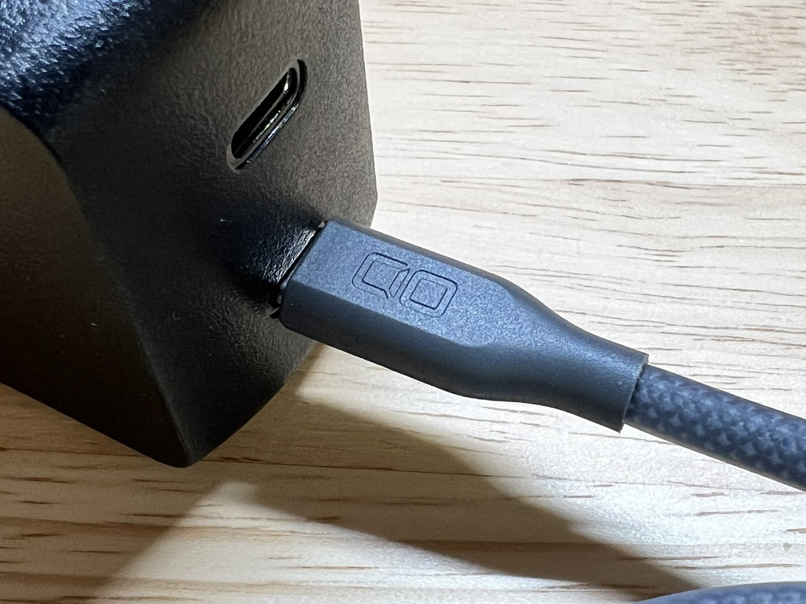 充電器のポートに挿したスパイラルシリコンケーブルのコネクタ