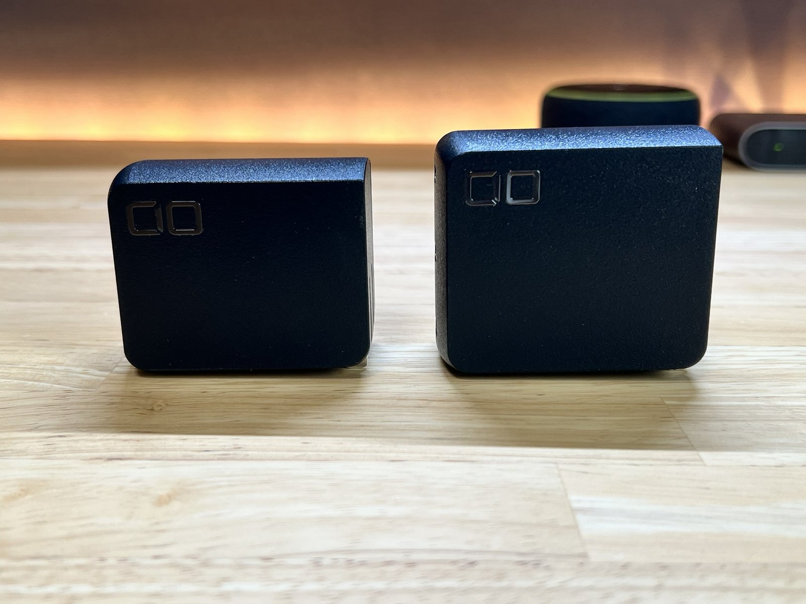 デスクに置いたDUOⅡ(左)とTRIOⅡ(右)