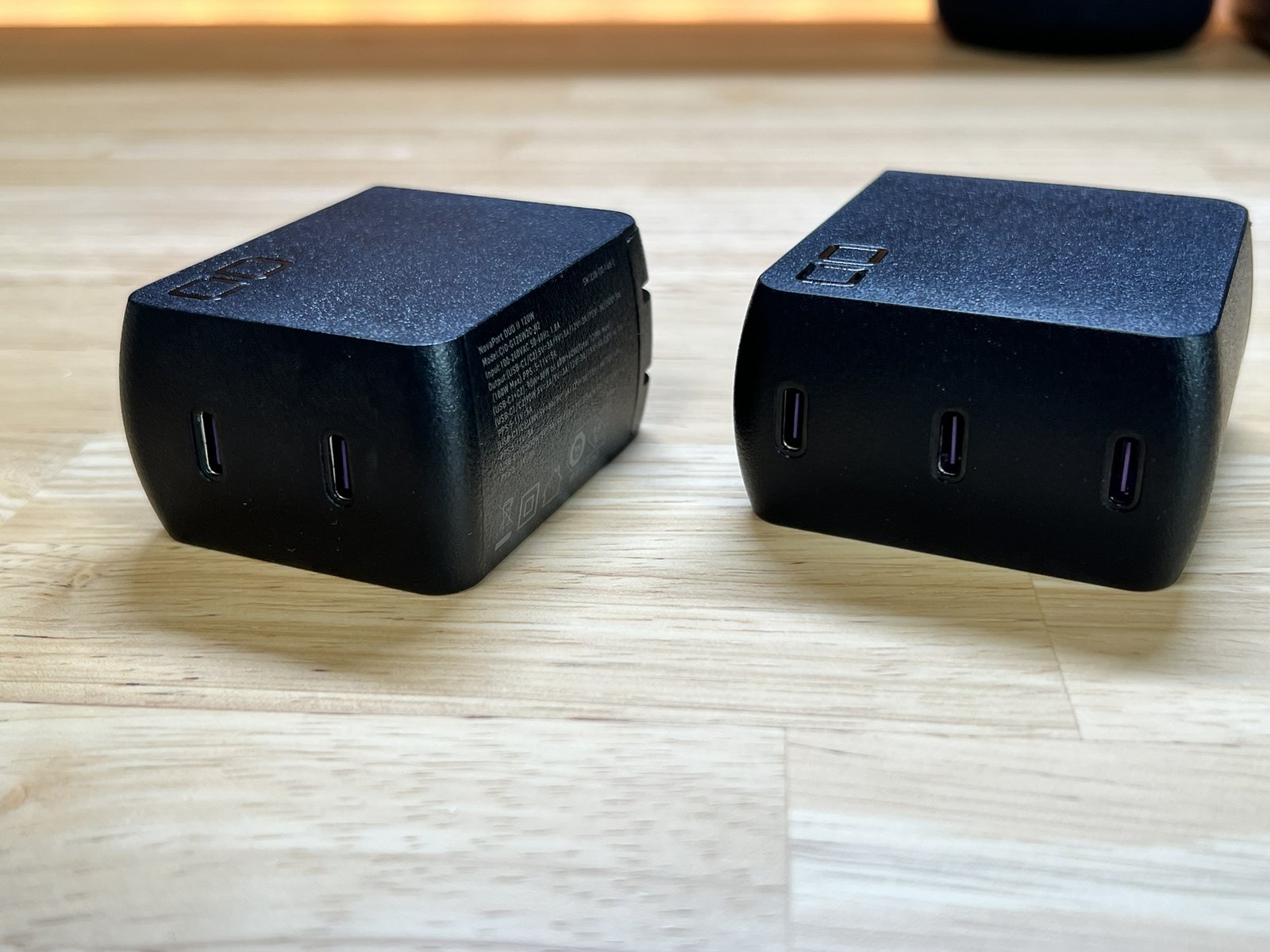 DUOⅡ(左・USB-C×2)とTRIOⅡ(右・USB-C×3)のポート面比較