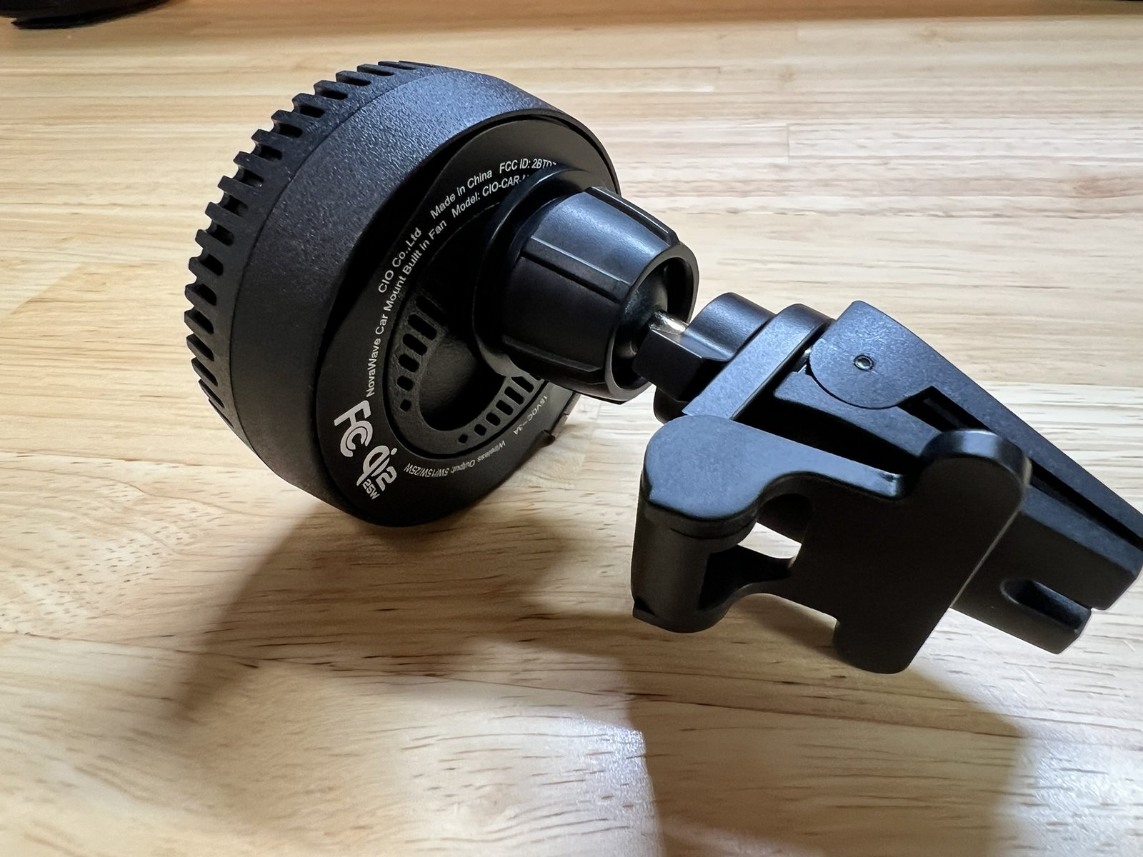 エアコンクリップを取り付けたNovaWave Car Mount