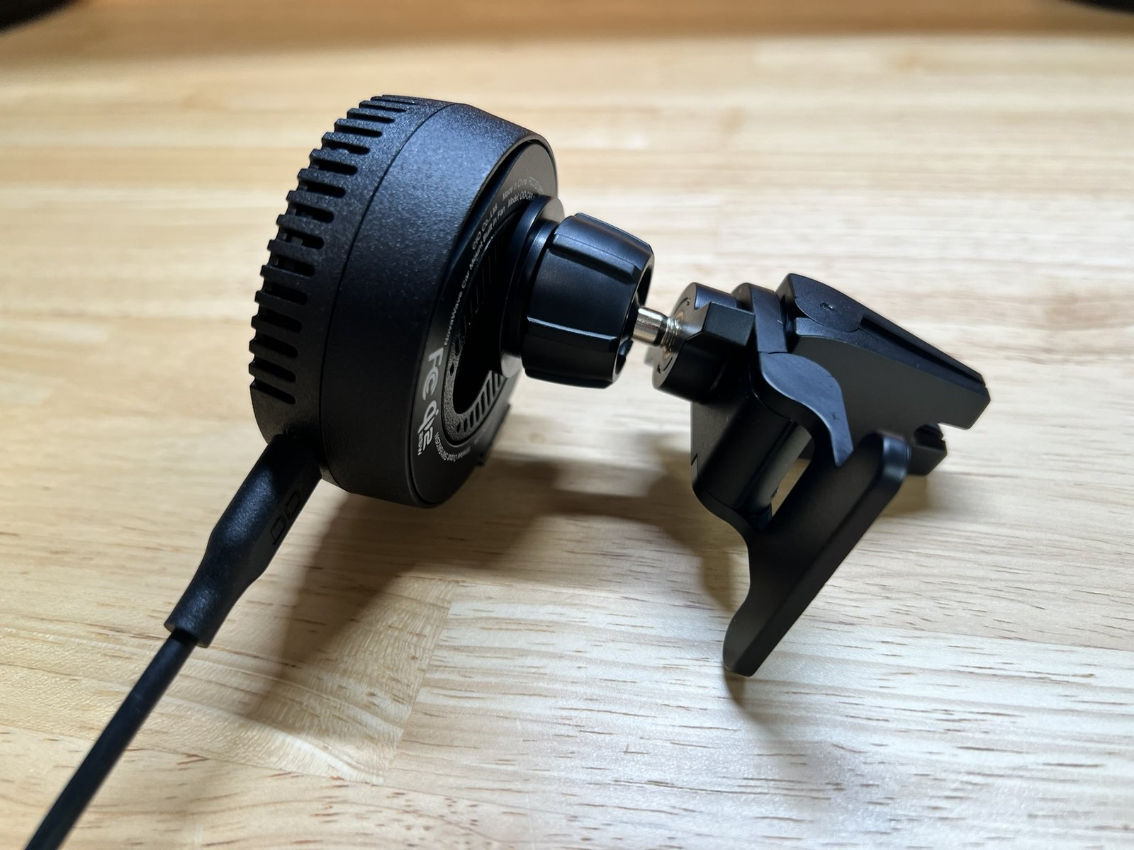 ケーブルを接続したNovaWave Car Mount