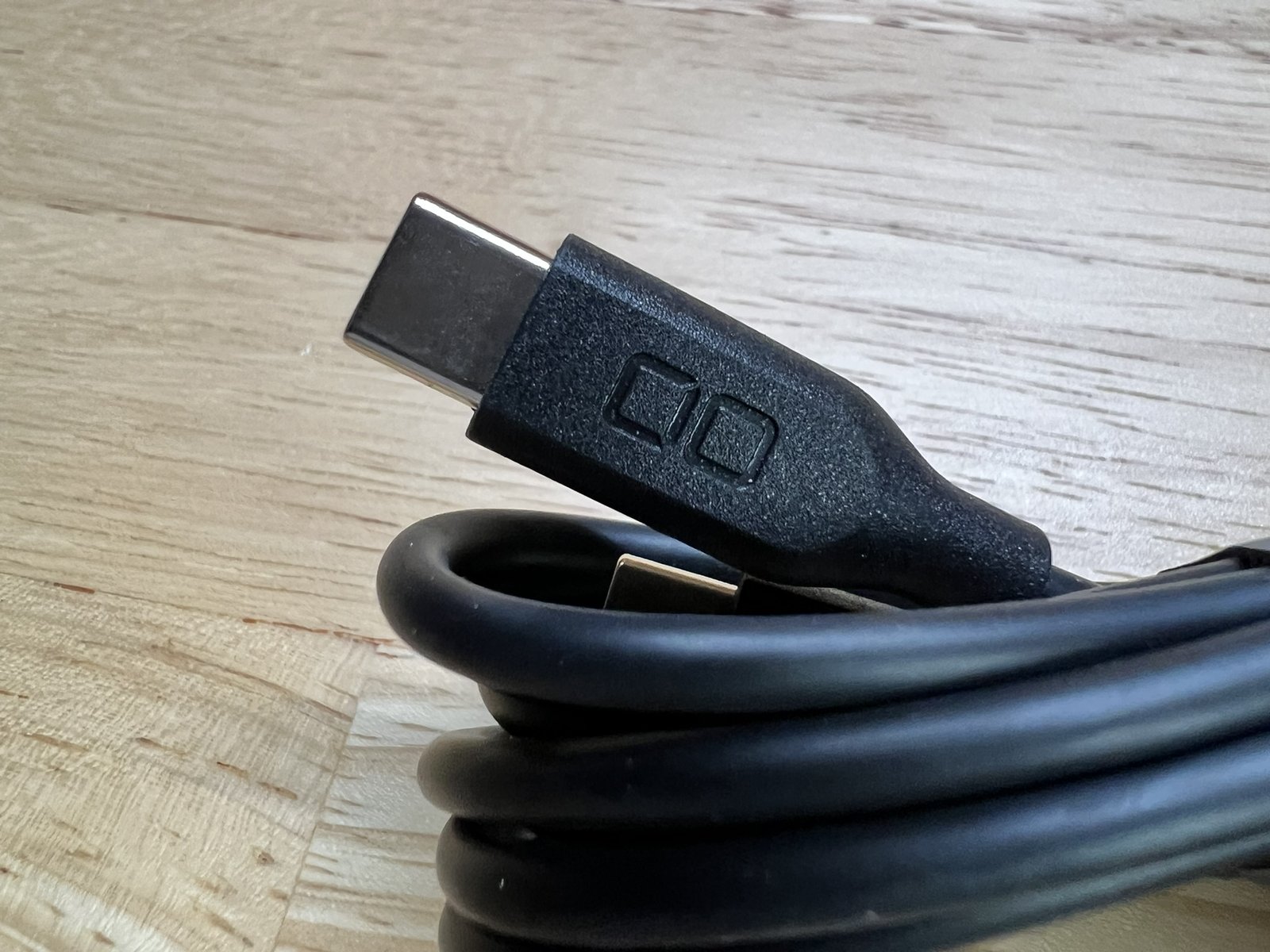NovaWave Car Mount 付属のUSB-Cケーブル。コネクタにCIOロゴ