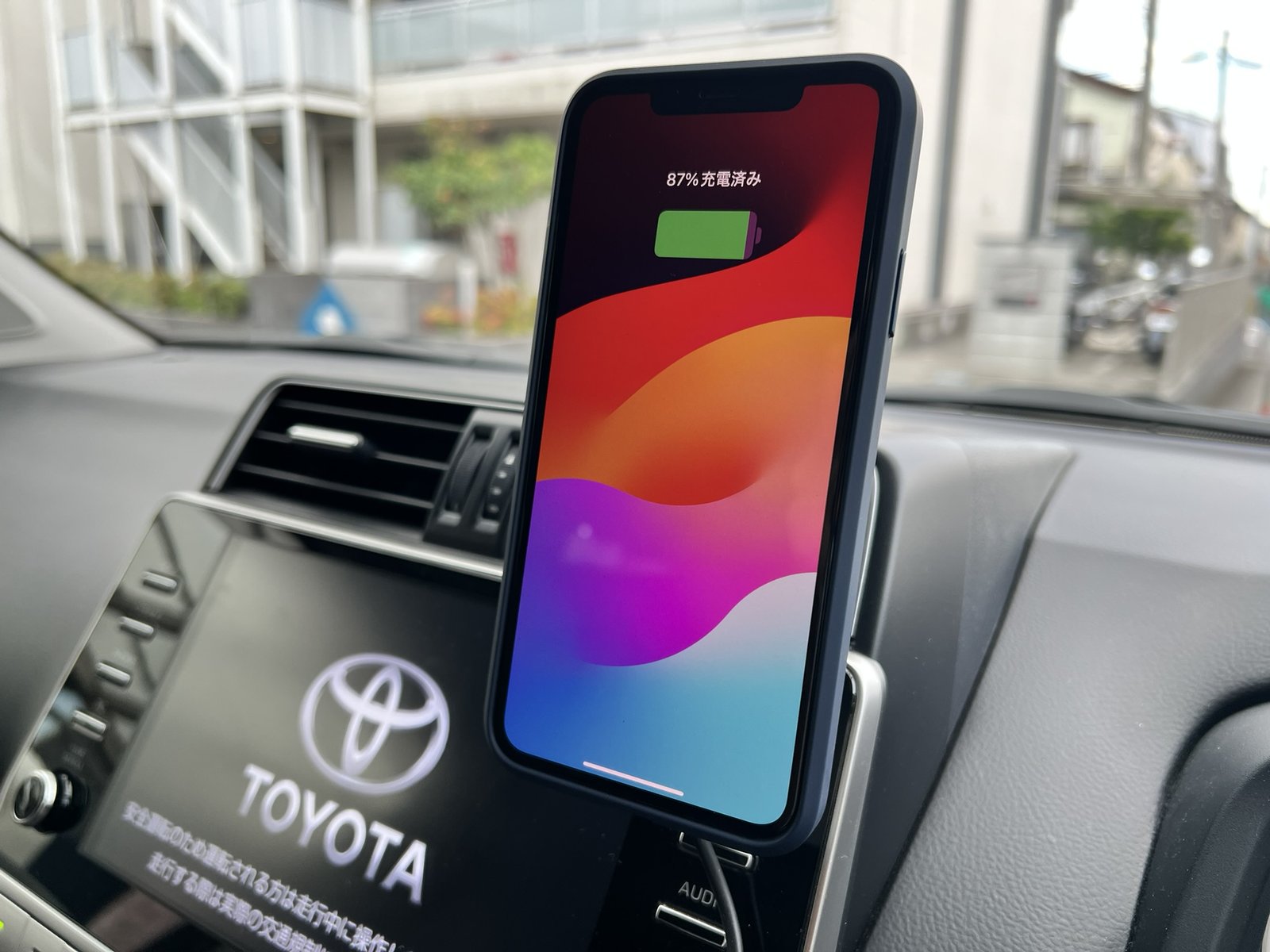 プラド150のエアコン吹き出し口に付けたNovaWave Car Mountで充電中(67%)