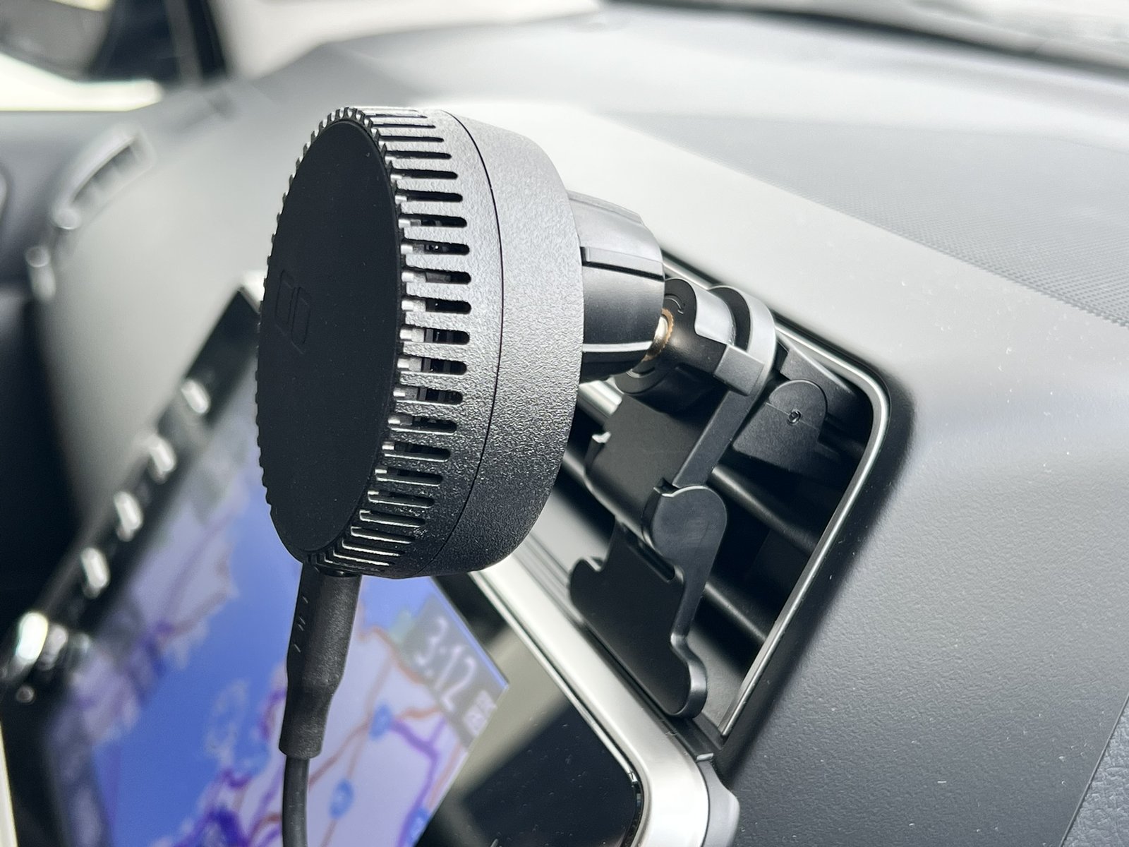 吹き出し口に取り付けたNovaWave Car Mount本体