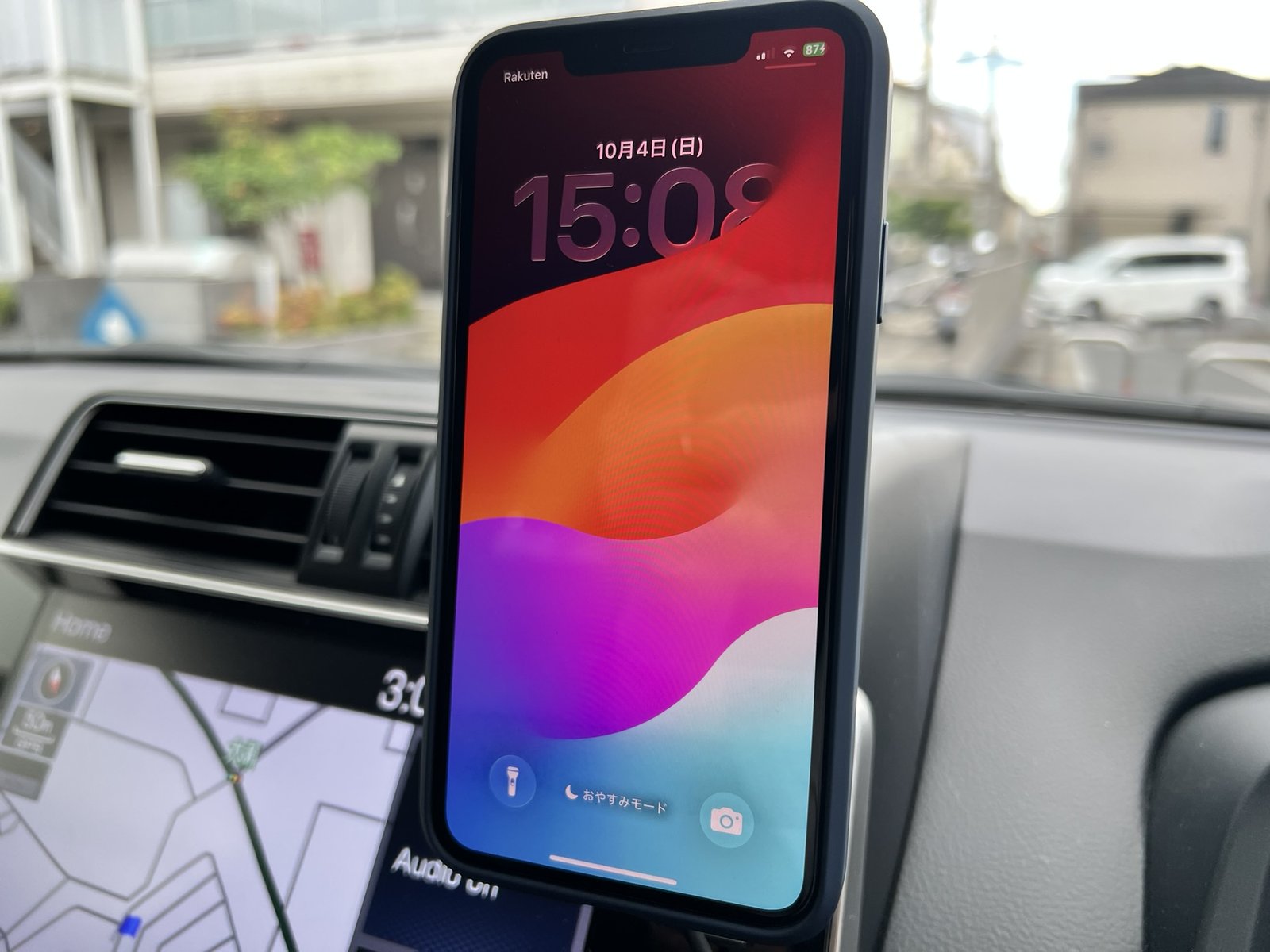 ナビ画面の横に取り付けたNovaWave Car Mount