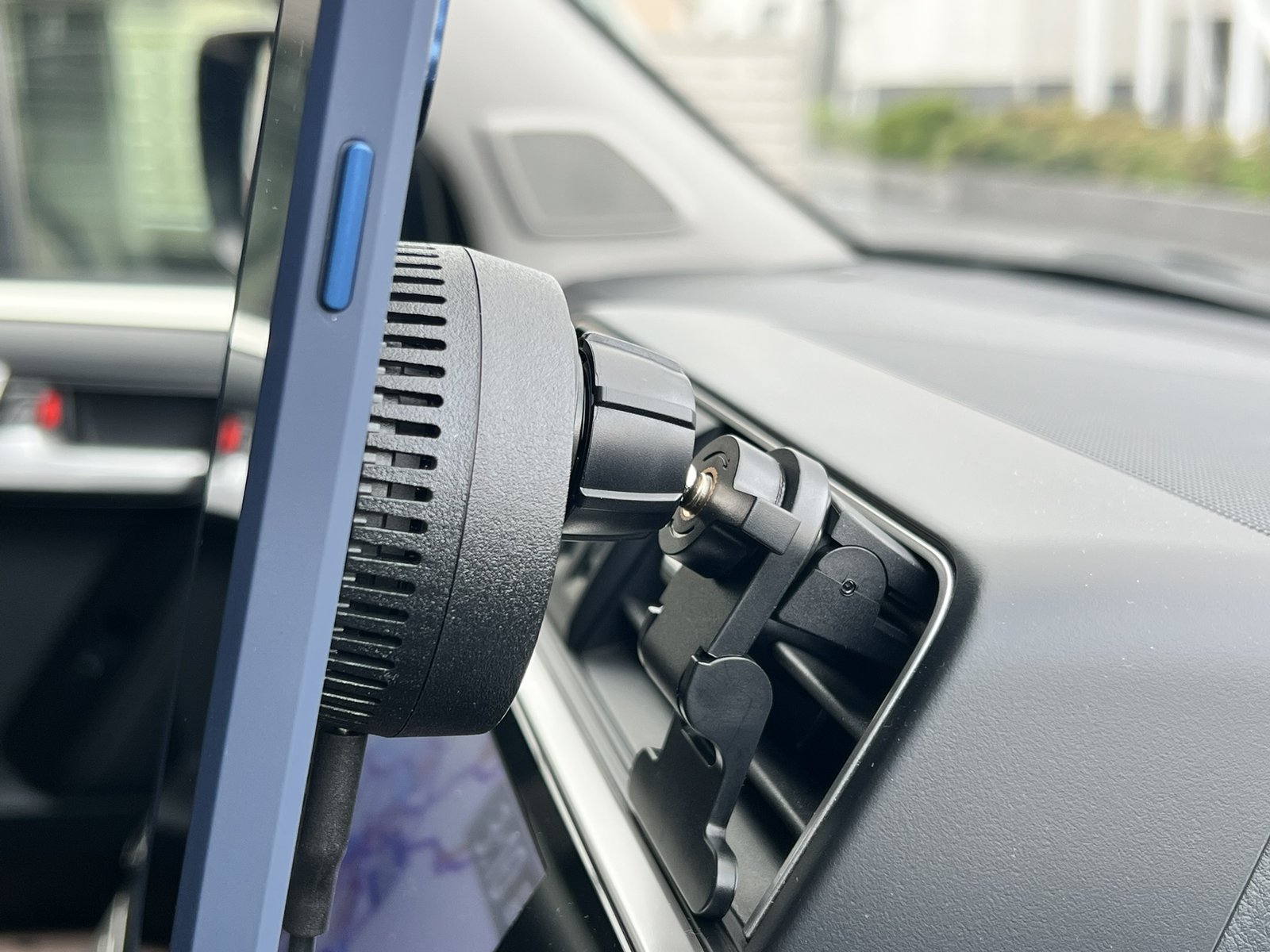 エアコン吹き出し口に挟んだNovaWave Car Mountを横から