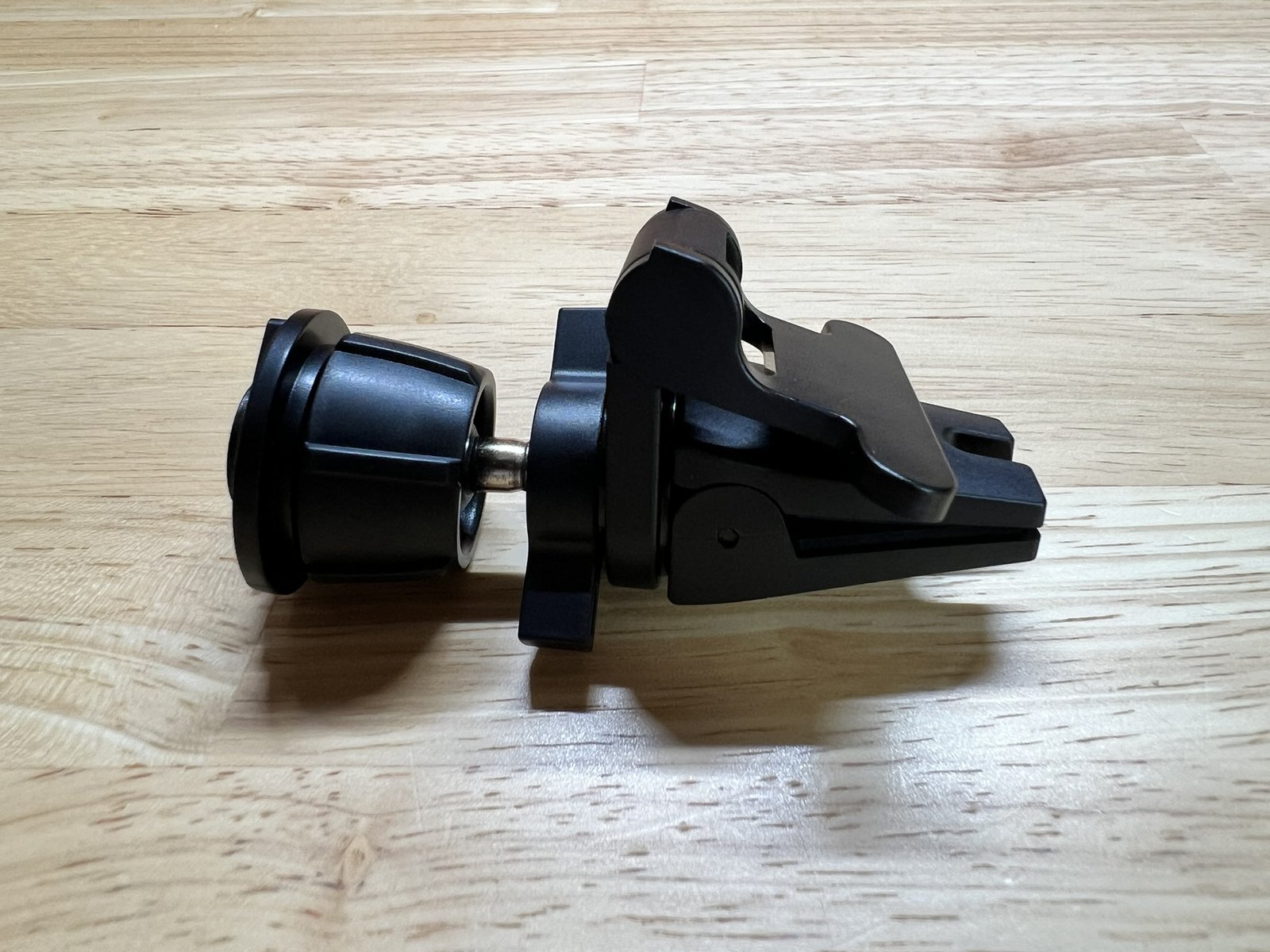 NovaWave Car Mount のエアコンクリップ(球関節とスライドロックの受け)