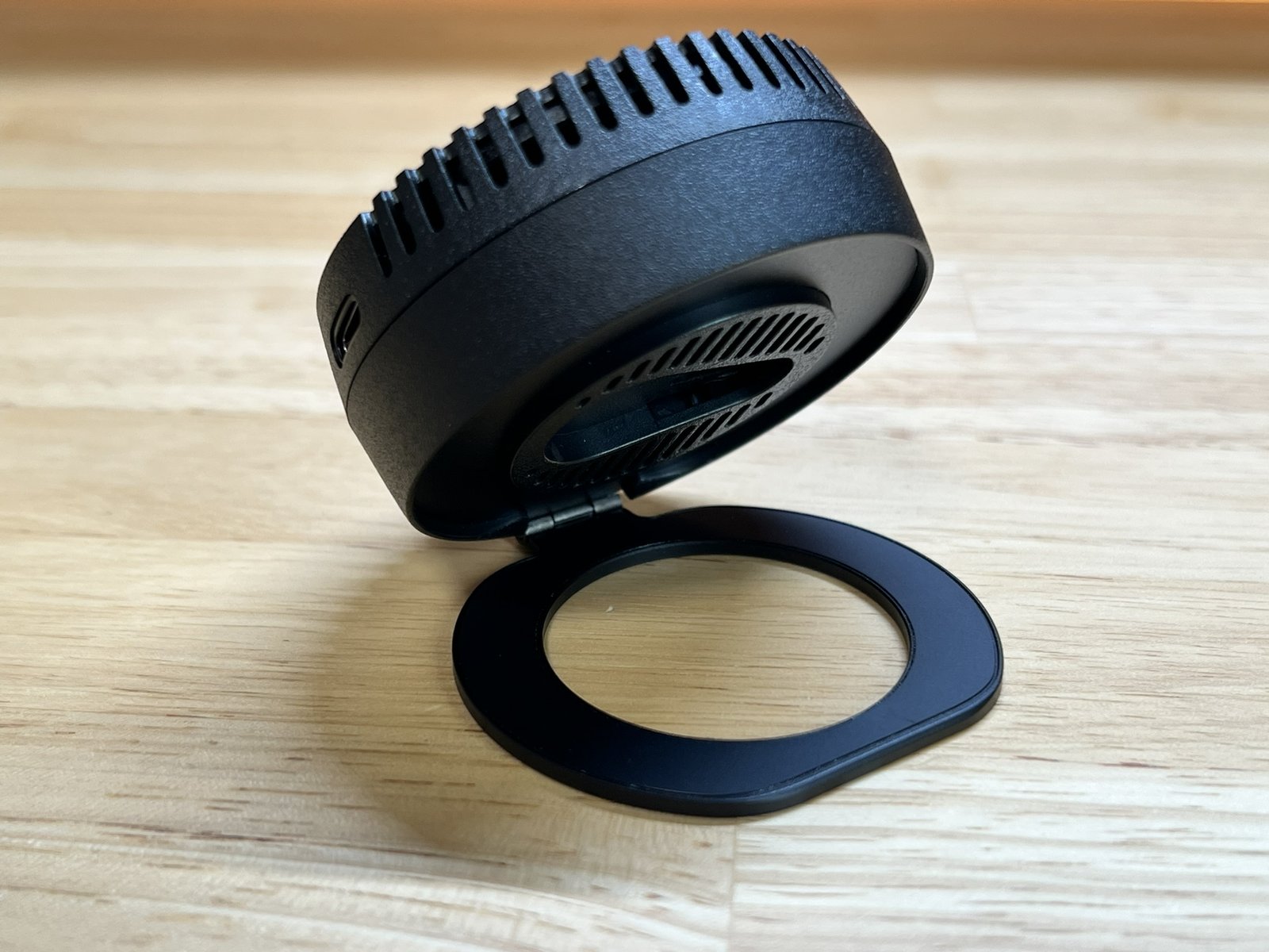 NovaWave Car Mount 本体裏のリングを起こしたところ