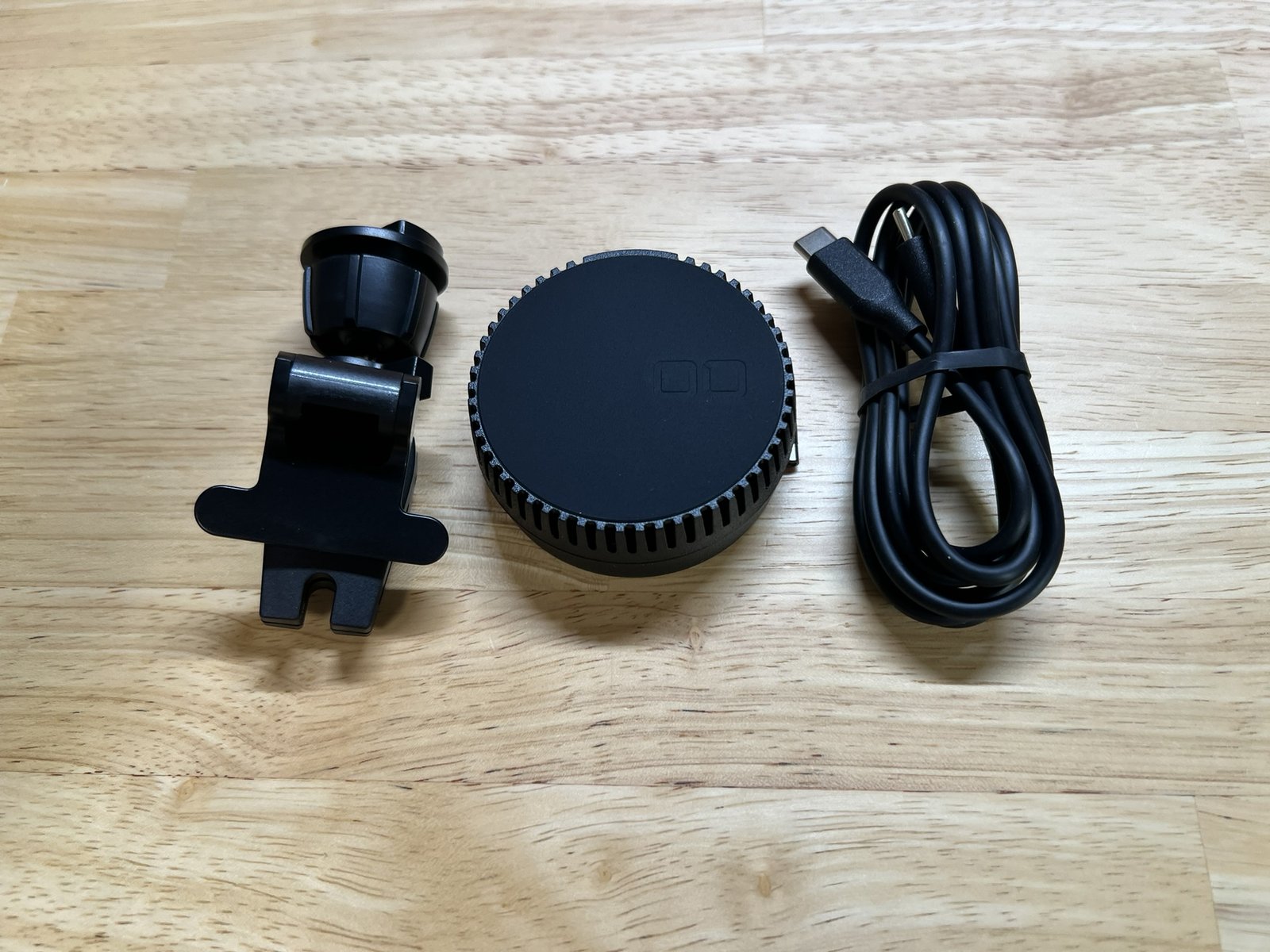 NovaWave Car Mount の本体・エアコンクリップ・ケーブル