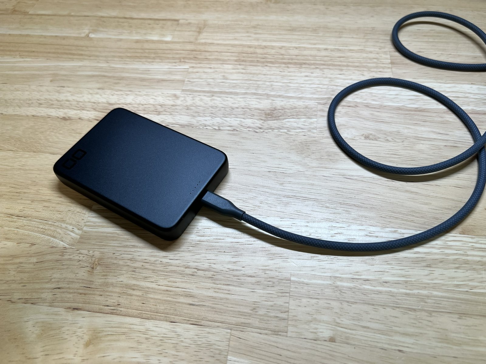 SMARTCOBY SLIMⅡ本体をケーブルで充電中