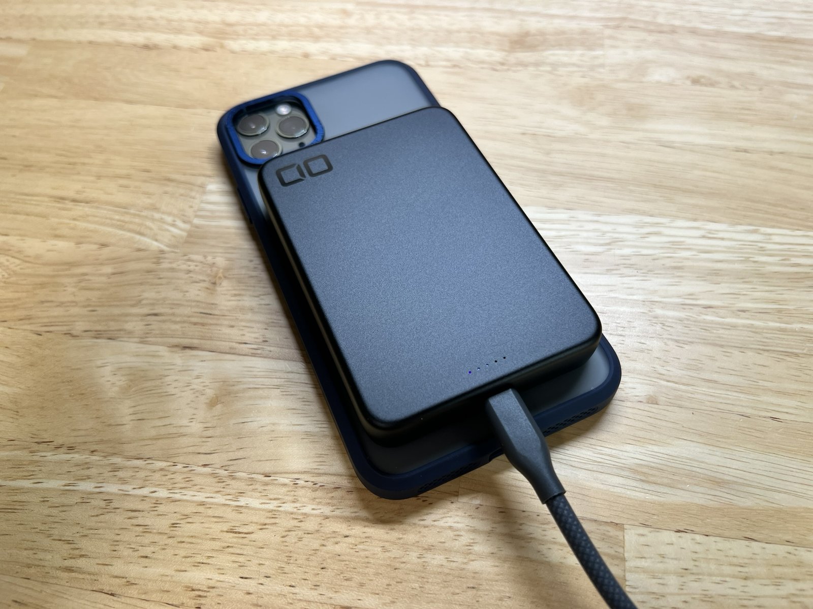 iPhoneに貼り付けたままケーブルを挿したSMARTCOBY SLIMⅡ