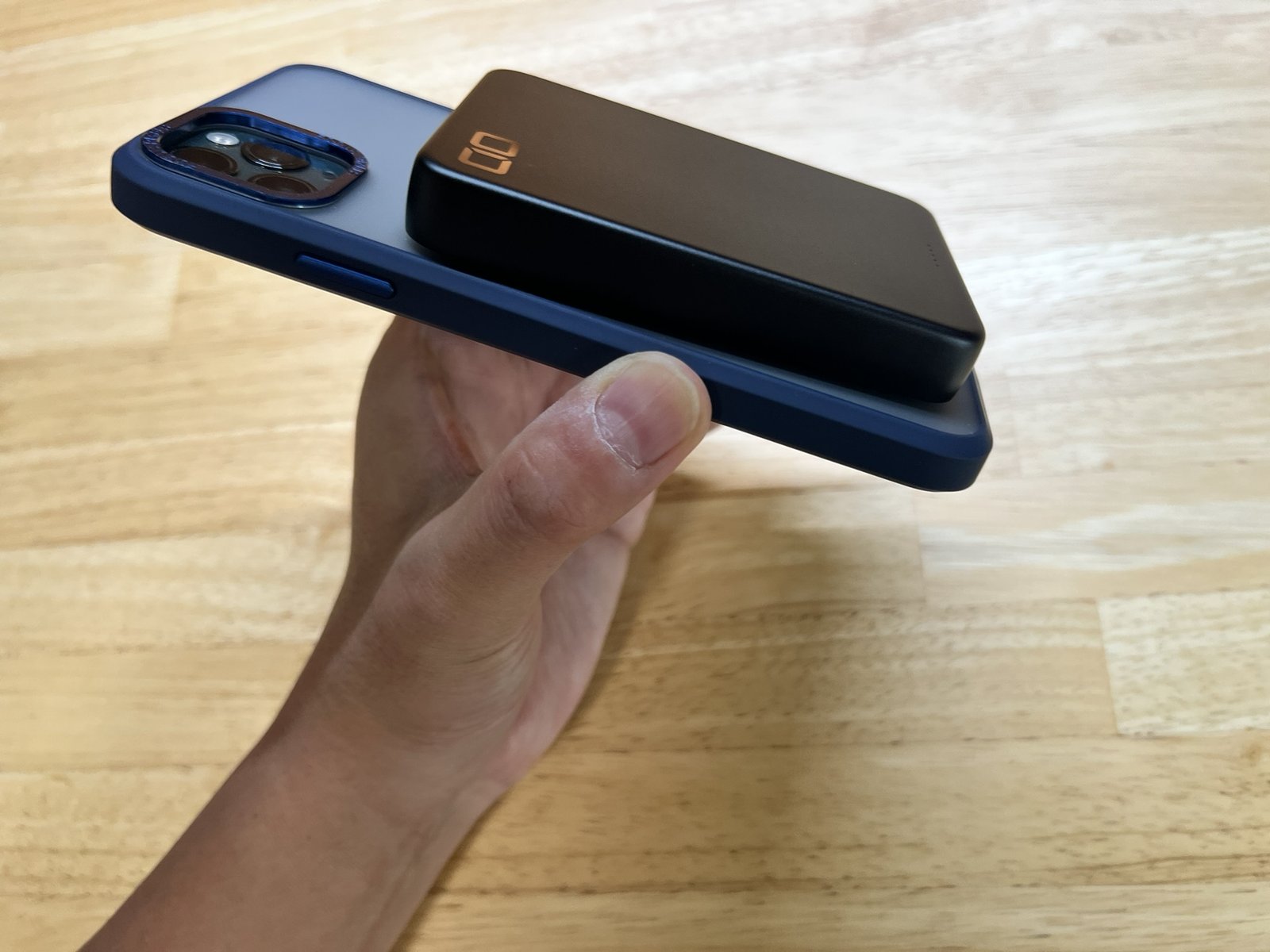 SMARTCOBY SLIMⅡを貼り付けたiPhoneを手に持ったところ
