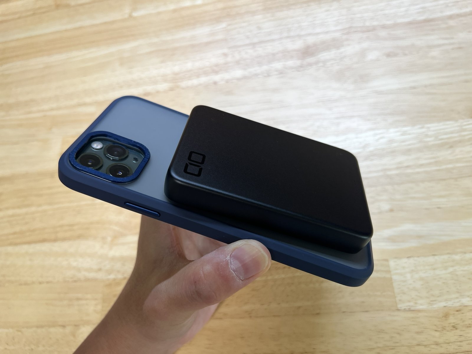 SMARTCOBY SLIMⅡを貼り付けたiPhoneを片手で持つ