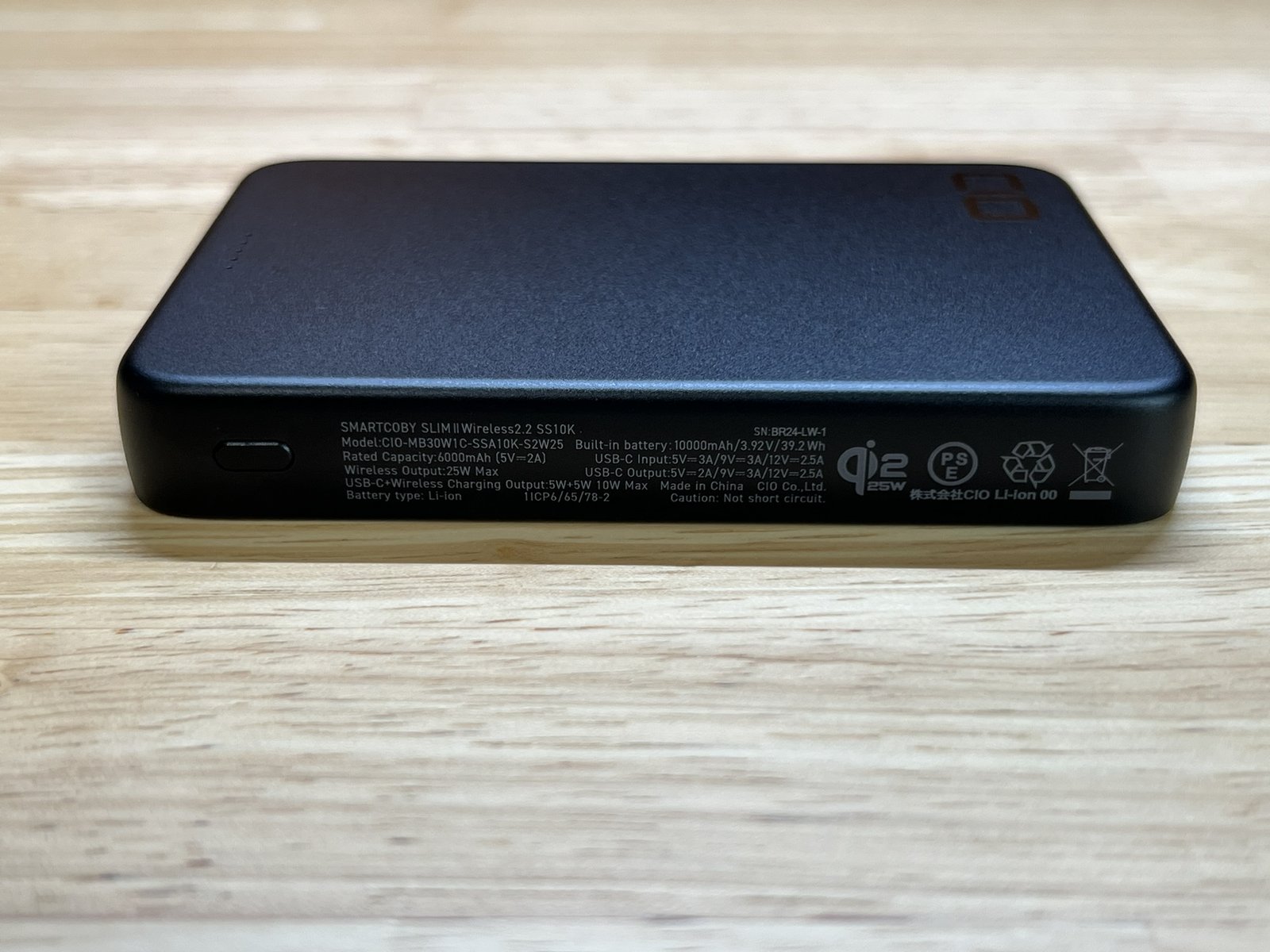 SMARTCOBY SLIMⅡ本体側面の定格表示とQi2マーク
