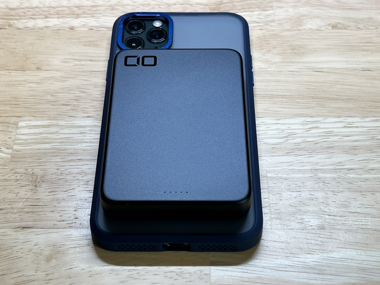 iPhoneの背面に貼り付けたSMARTCOBY SLIMⅡ