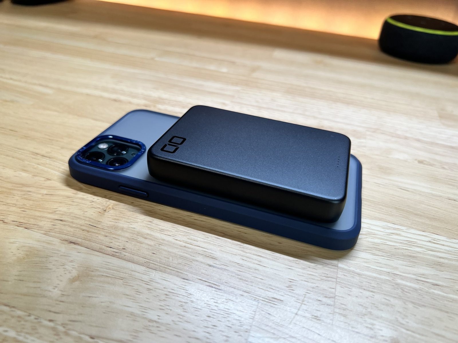 机に置いたiPhoneとSMARTCOBY SLIMⅡ