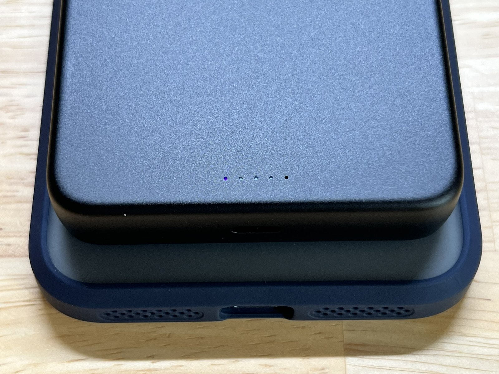 iPhoneに貼り付けたSMARTCOBY SLIMⅡ(下端のアップ)
