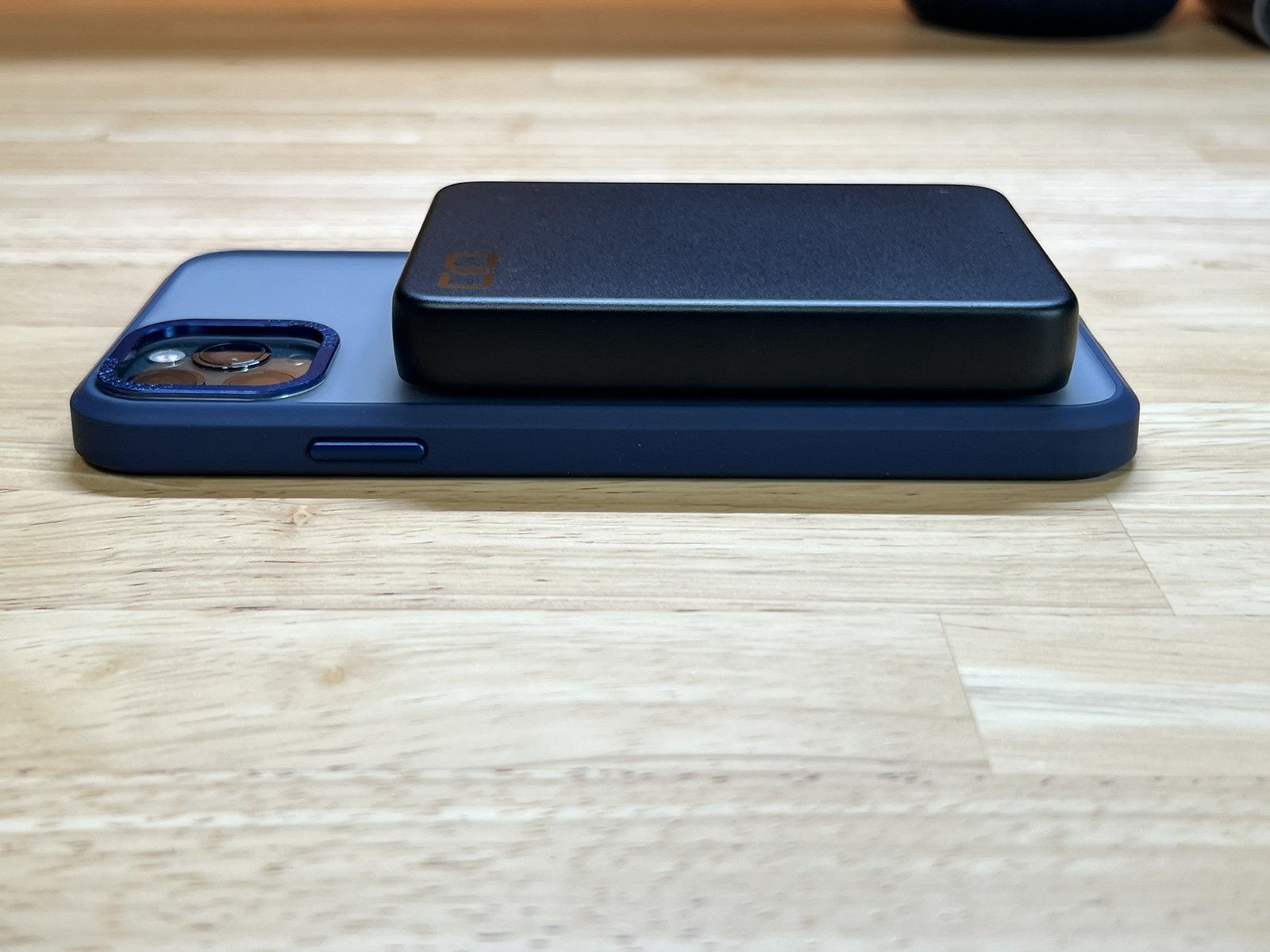 iPhoneに貼り付けたSMARTCOBY SLIMⅡを横から