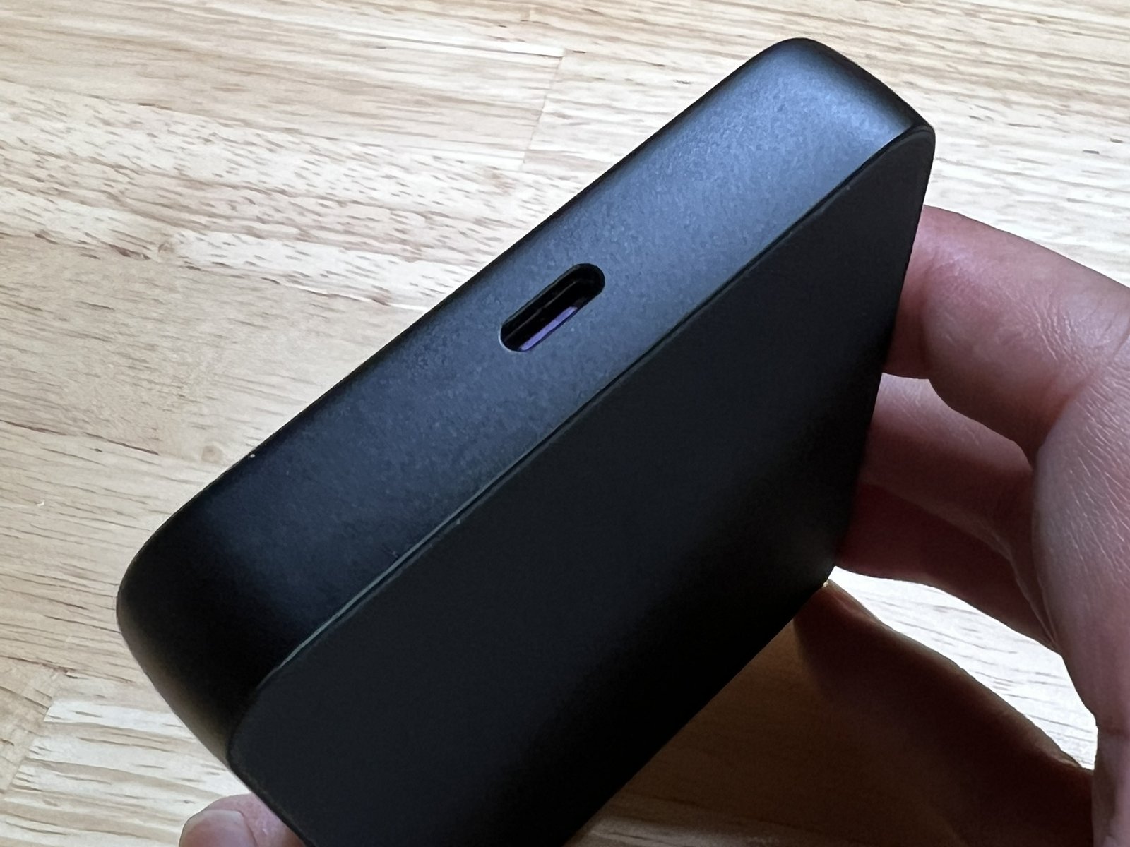 SMARTCOBY SLIMⅡのUSB-Cポート面を手に持って