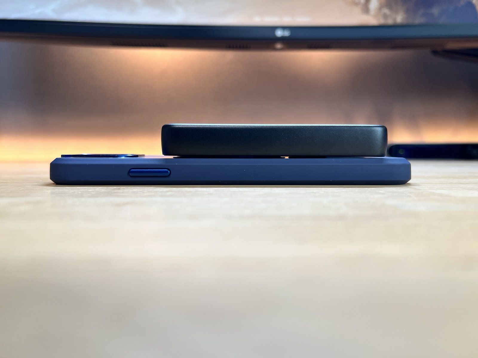 iPhoneに貼り付けたSMARTCOBY SLIMⅡの厚みを真横から