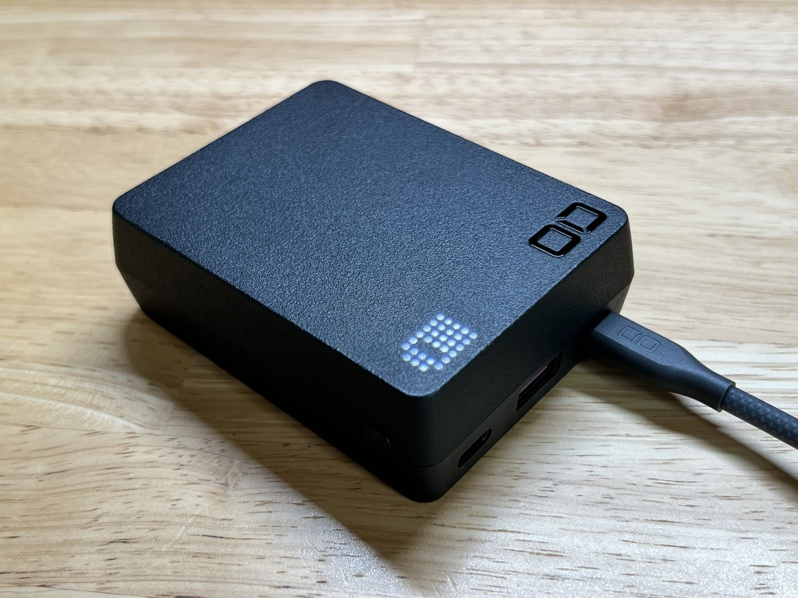 ケーブルを挿して表示が点灯したSMARTCOBY TRIO 35W SS