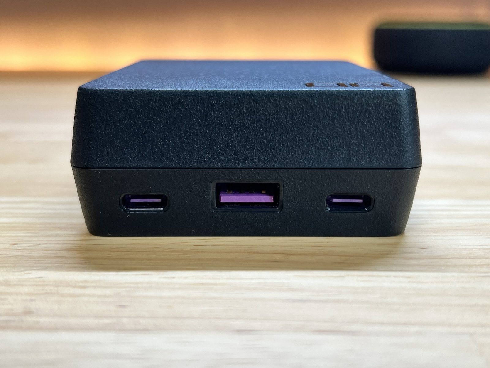 SMARTCOBY TRIO 35W SSのポート3口。中央のUSB-Aは紫