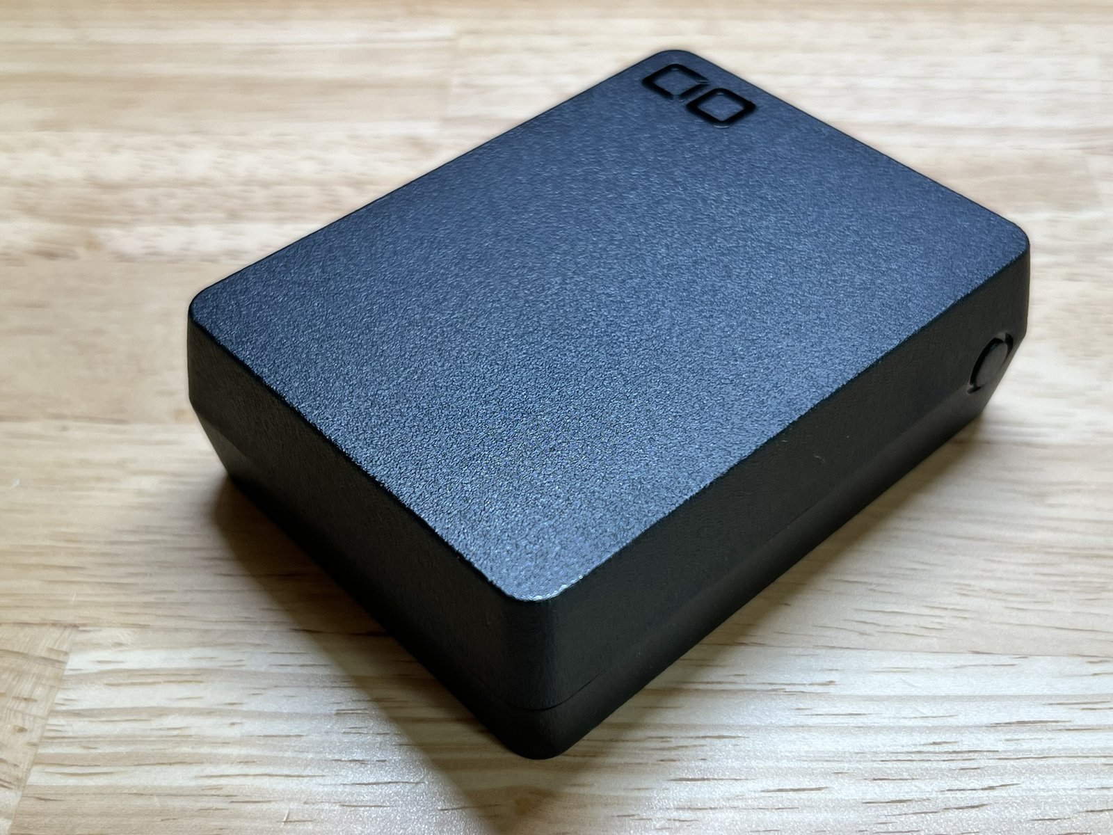 SMARTCOBY TRIO 35W SSを斜めから。無骨なシルエット