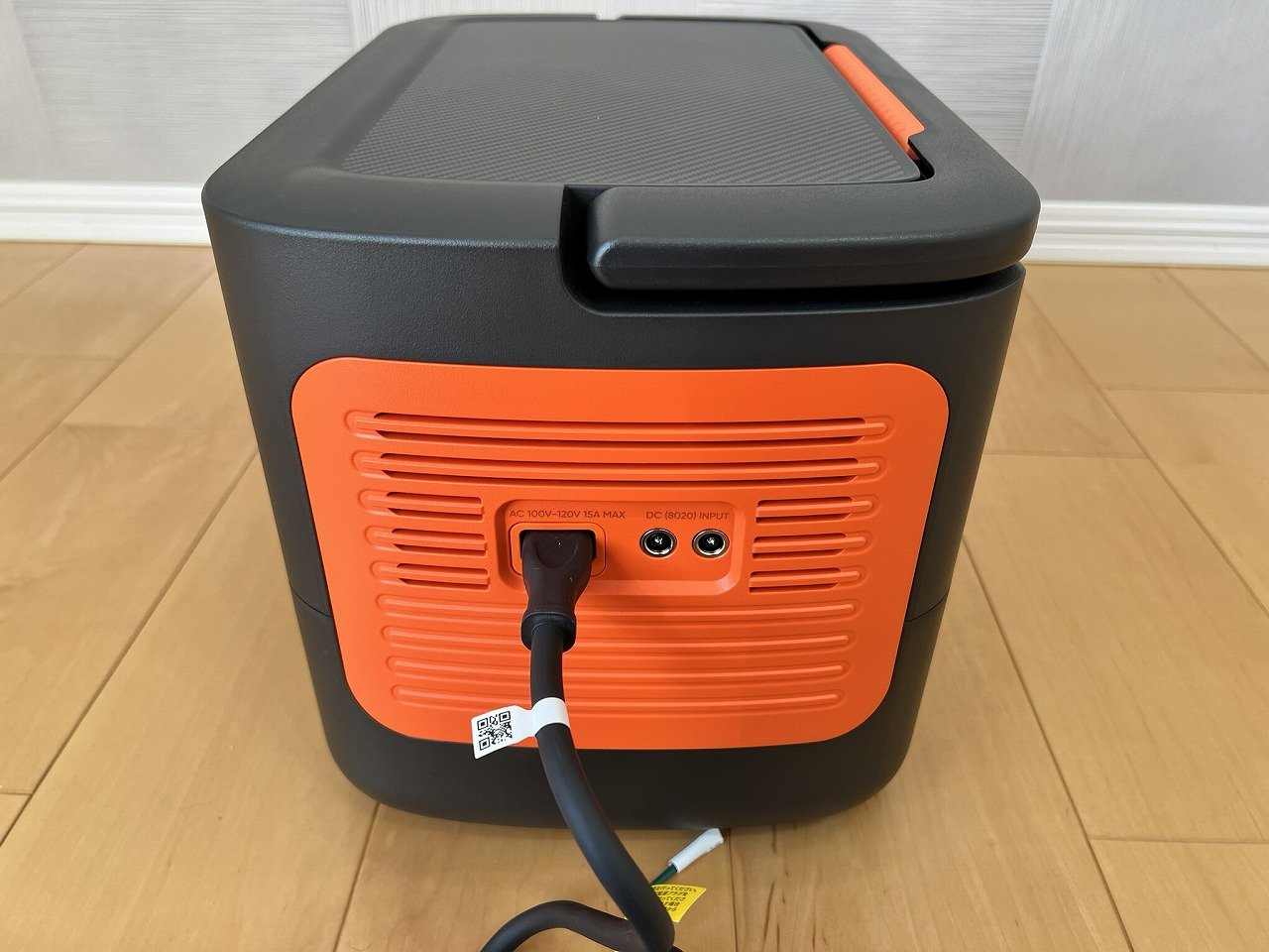 背面にAC充電ケーブルを接続